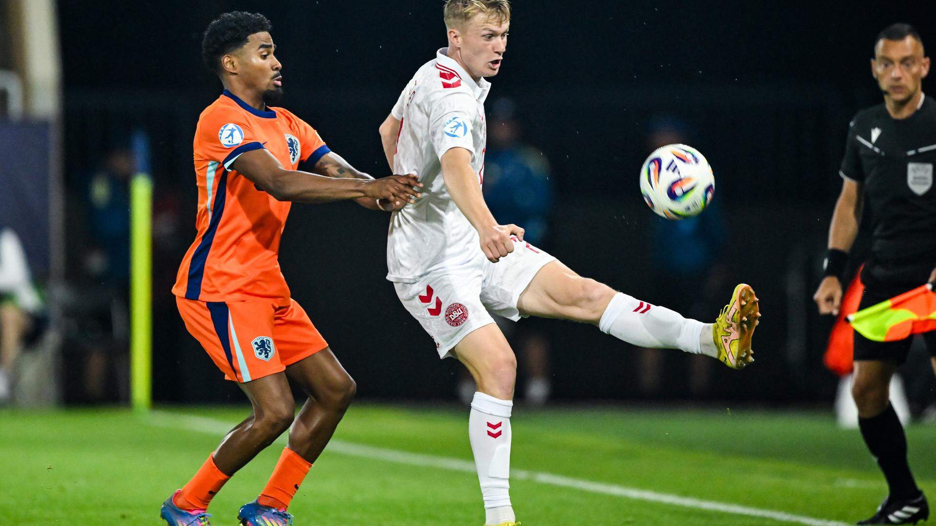 Ian Maatsen laat zich foppen aan de zijlijn door Isak Jensen, de inleiding tot de tweede tegengoal van Denemarken in de EK-groepswedstrijd tegen Jong Oranje. 