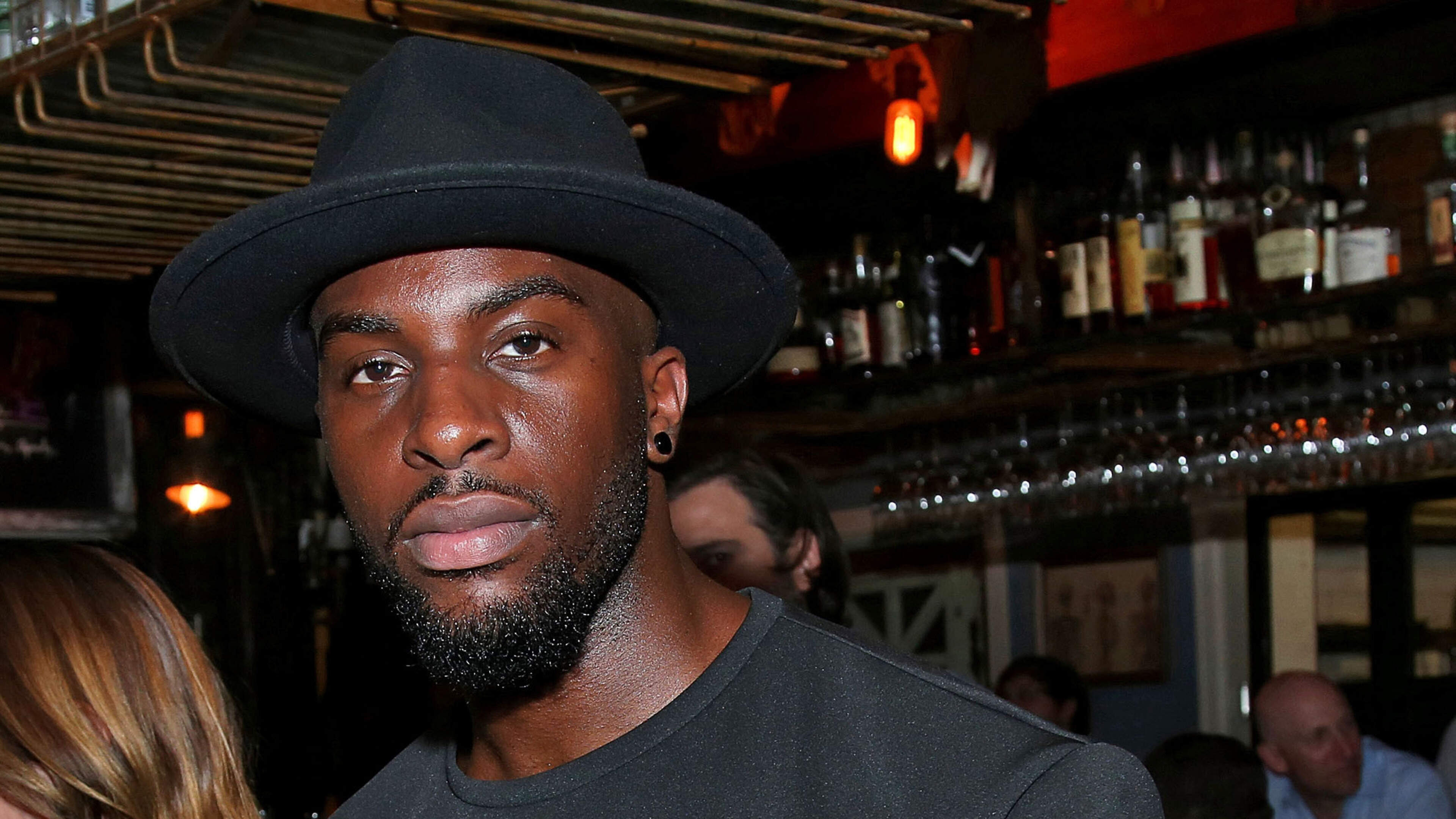 Britse songwriter Talay Riley (35) gedood bij steekpartij: ’