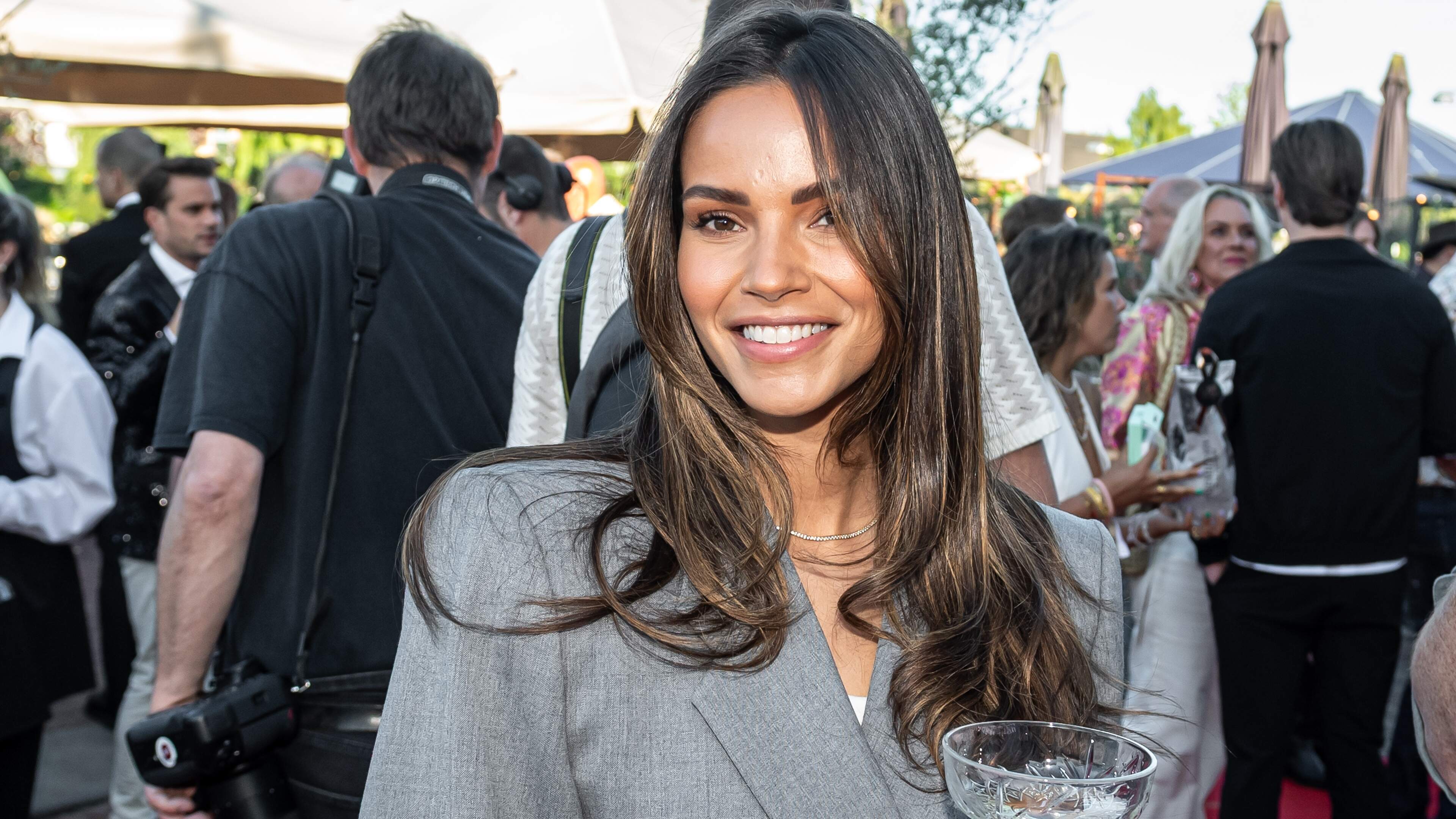 Monica Geuze op afterparty met Justin Bieber: ’Letterlijk iedereen is hier’