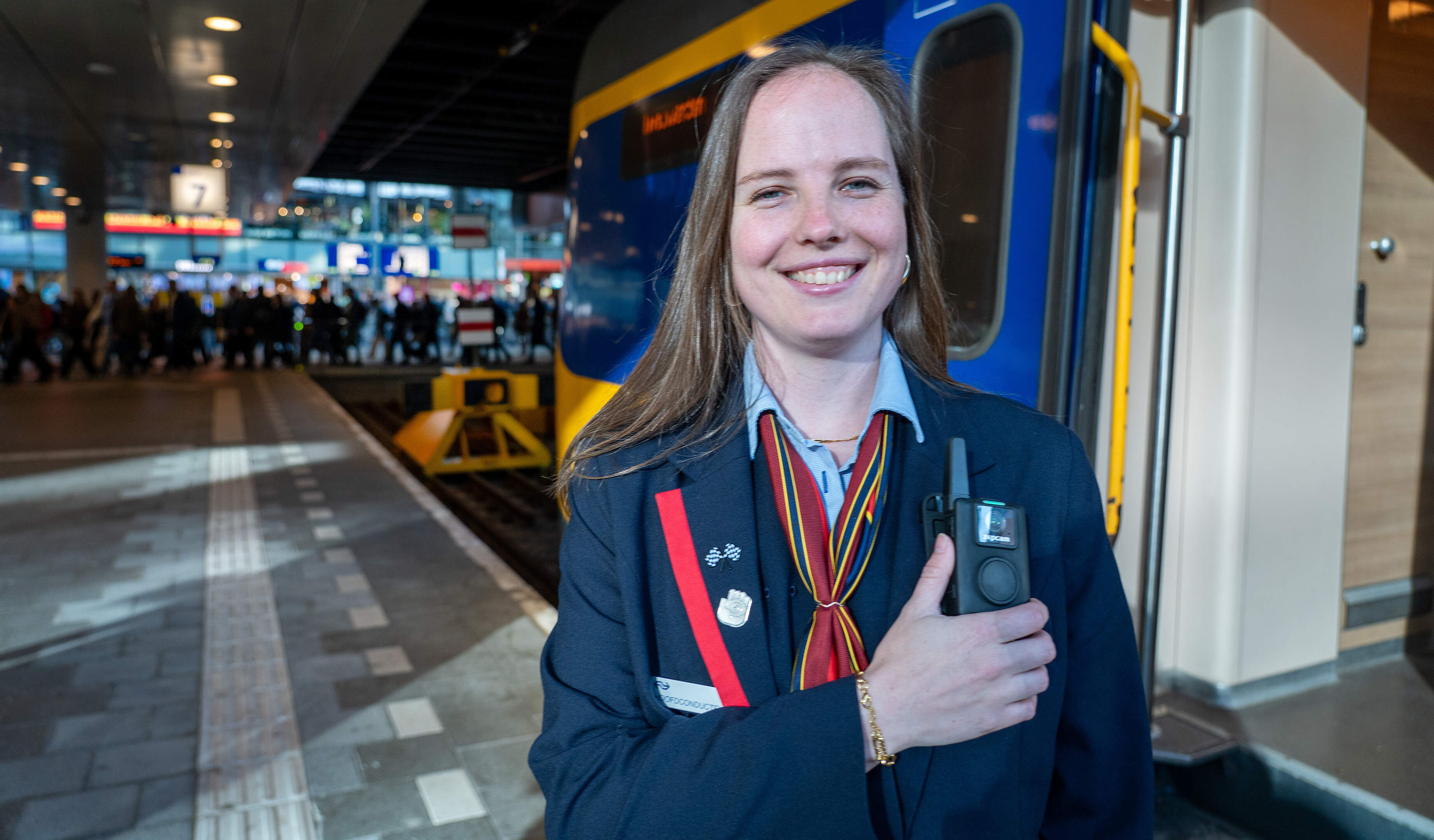 Hoofdconducteur Nomi blij met bodycam nadat ze wekelijks te maken kreeg met agressie: ’Hiervoor drukte een reiziger me eens dreigend tegen de muur’