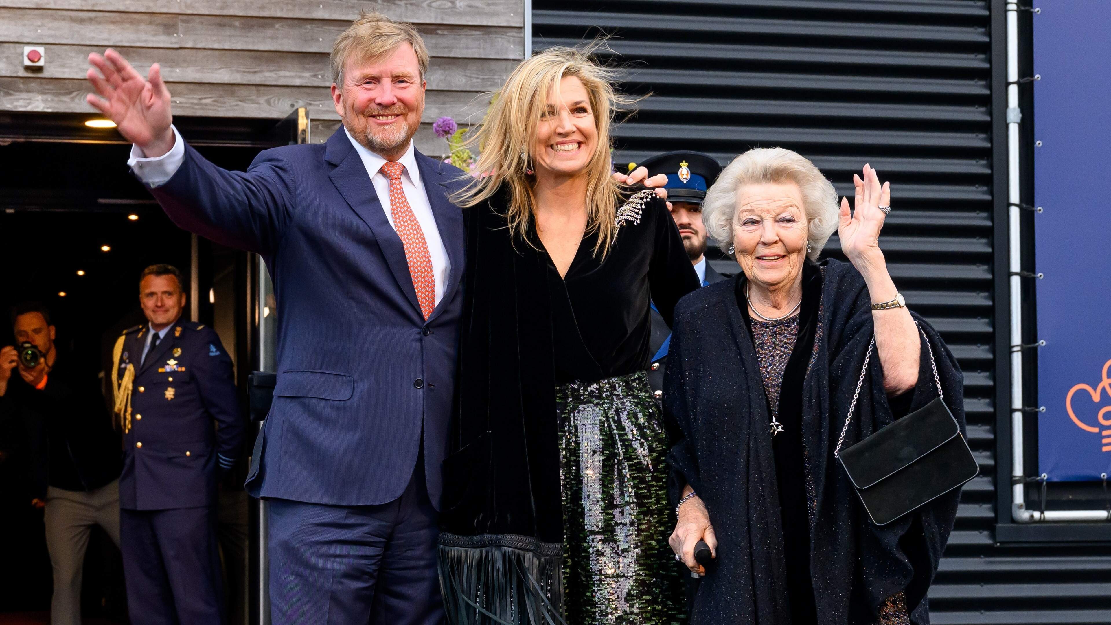 Anti-monarchisten verontwaardigd: opblaasdino Wim mag niet bij wandeling Koninklijk Huis in Dokkum staan