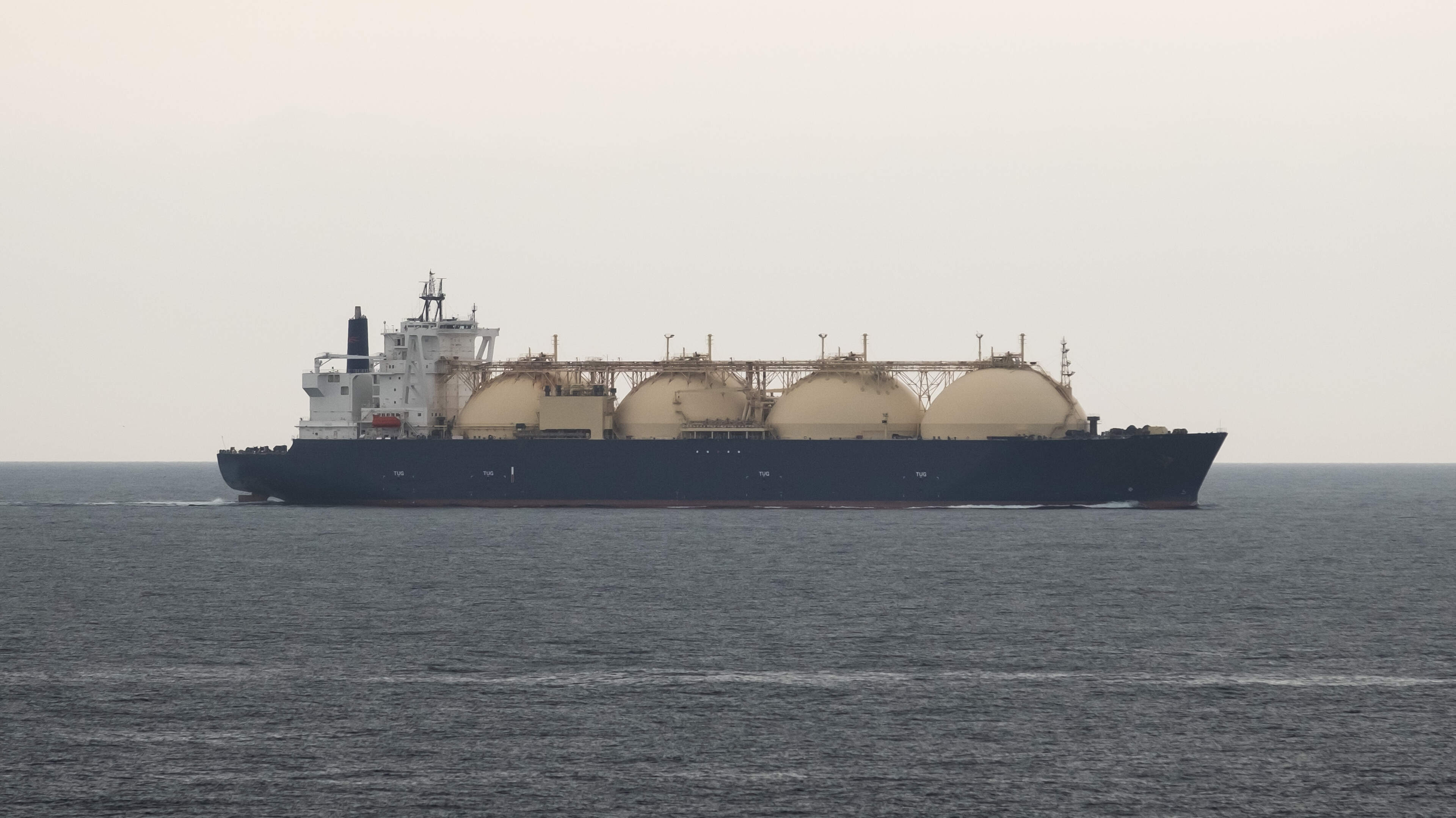Eerste lng-tanker door Straat van Hormuz naar India