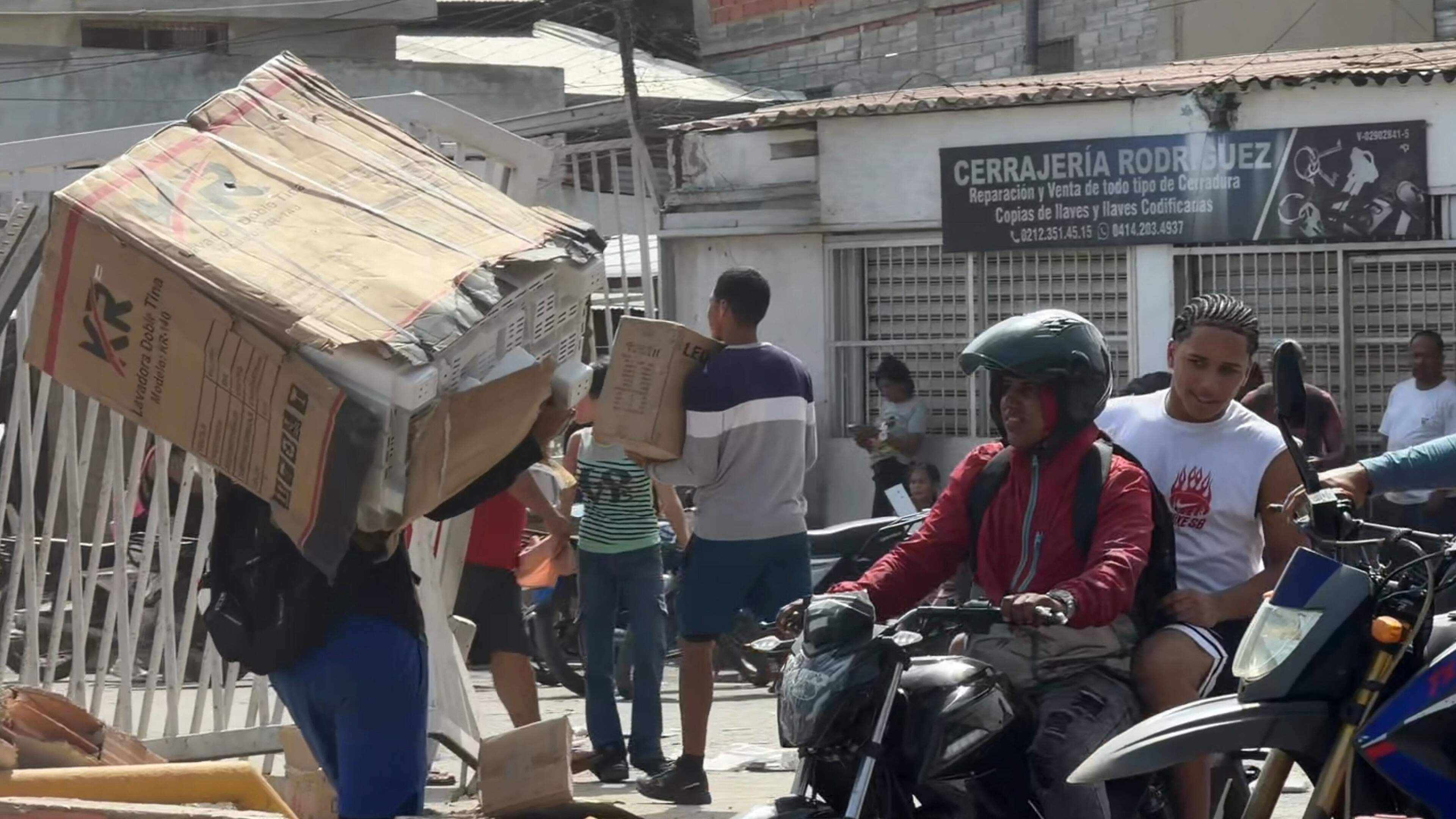 Meer chaos in Venezuela: plunderingen gemeld in zwaar getroffen kustprovincie