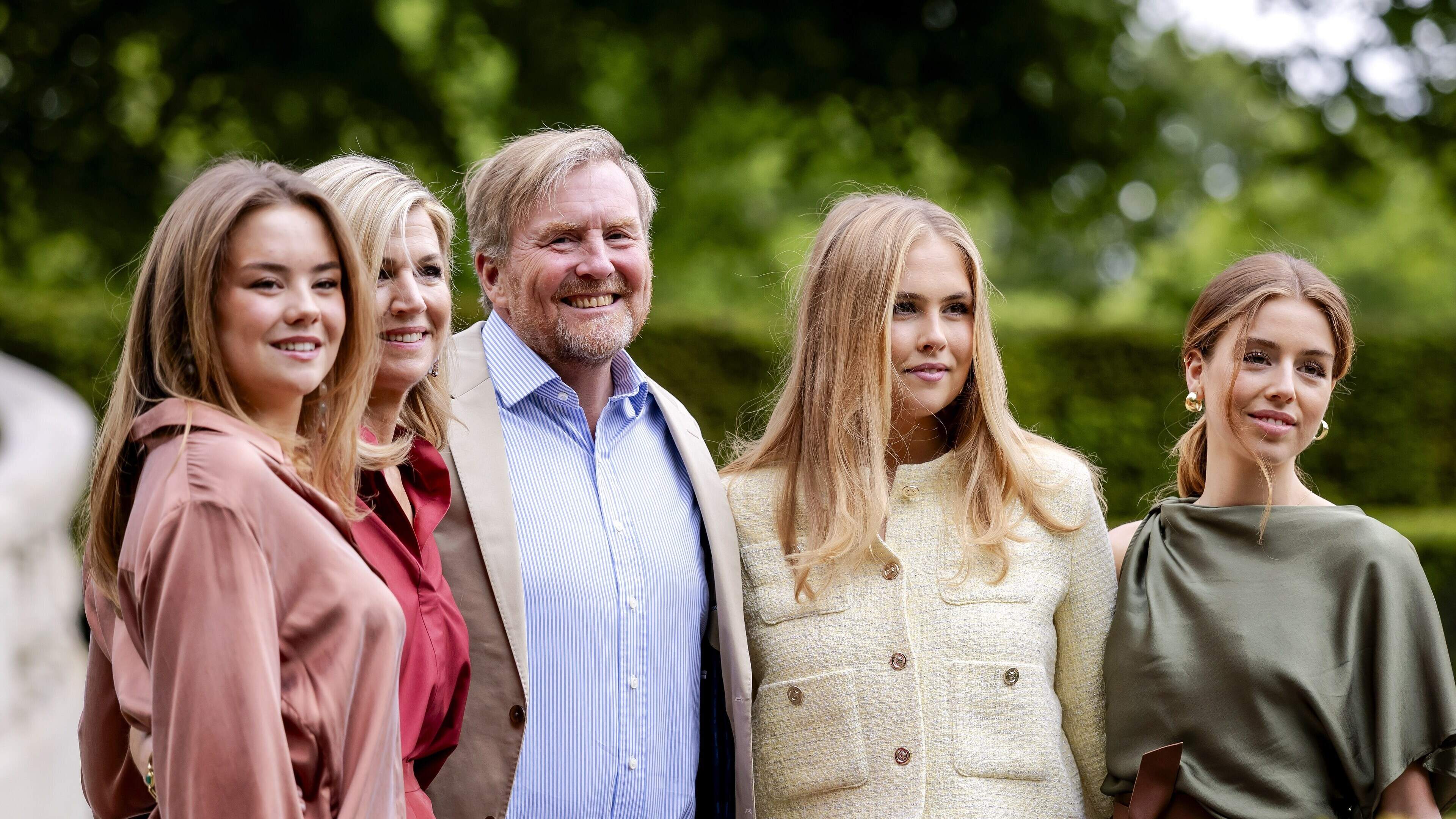 Rol Alexia valt op tijdens ontspannen fotosessie met Oranjes, maar dan slaat de sfeer even om als prinses Amalia een confronterende vraag krijgt