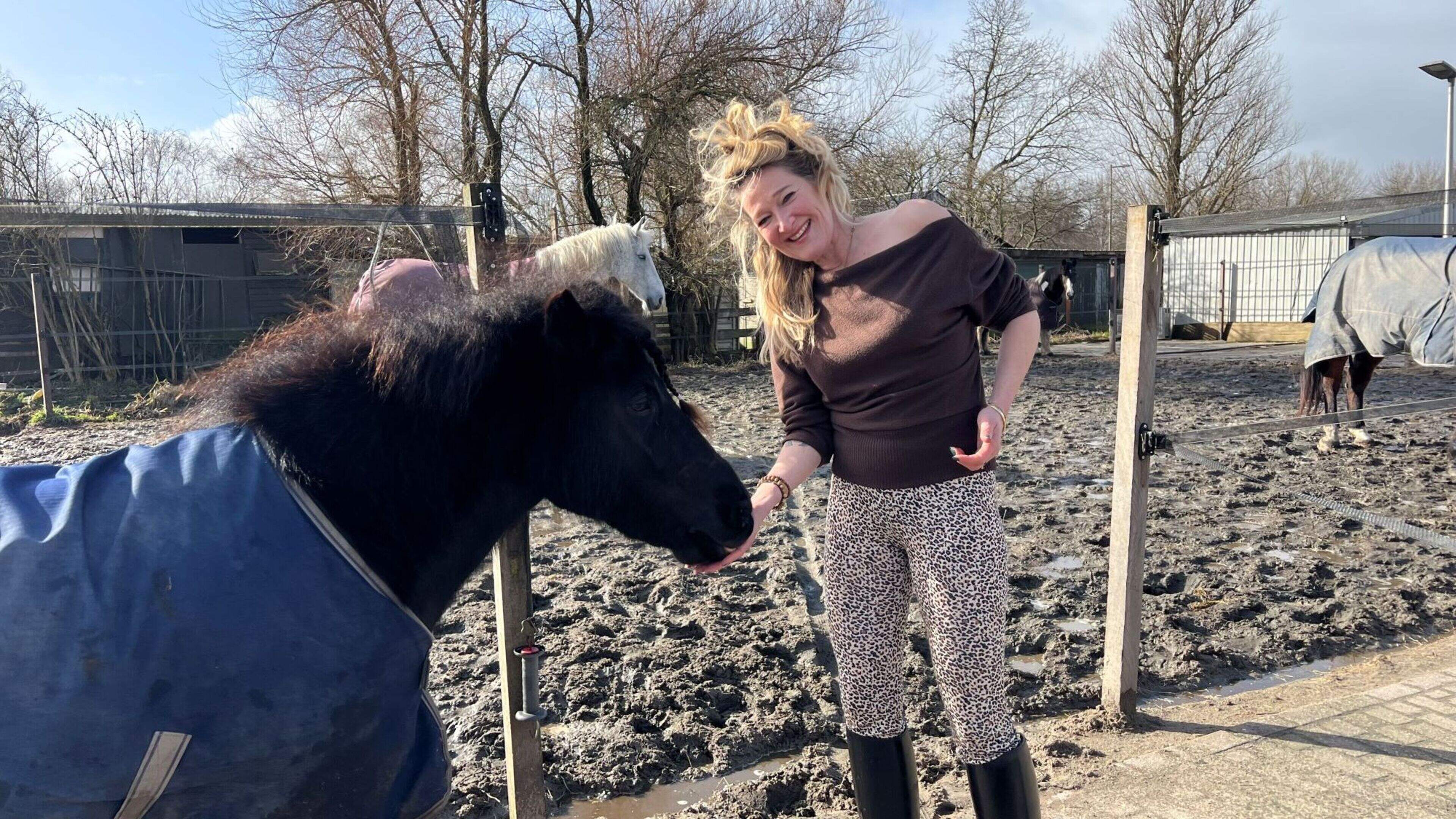 Esmir gaat naar paardencoach: ’Ik kan het paard toch niet opzadelen met mijn stress? Nou voel ik me nog schuldig ook’