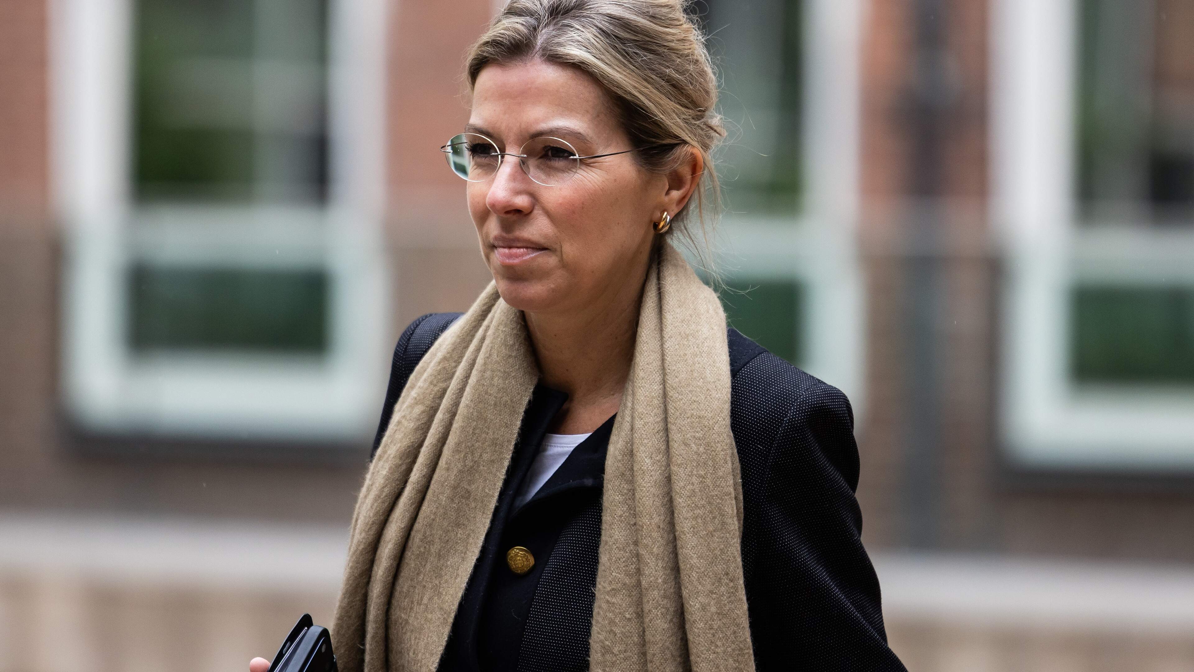 Staatssecretaris Van Bruggen door hitte onwel bij herdenking bij Muur tegen Geweld: bezoek afgebroken