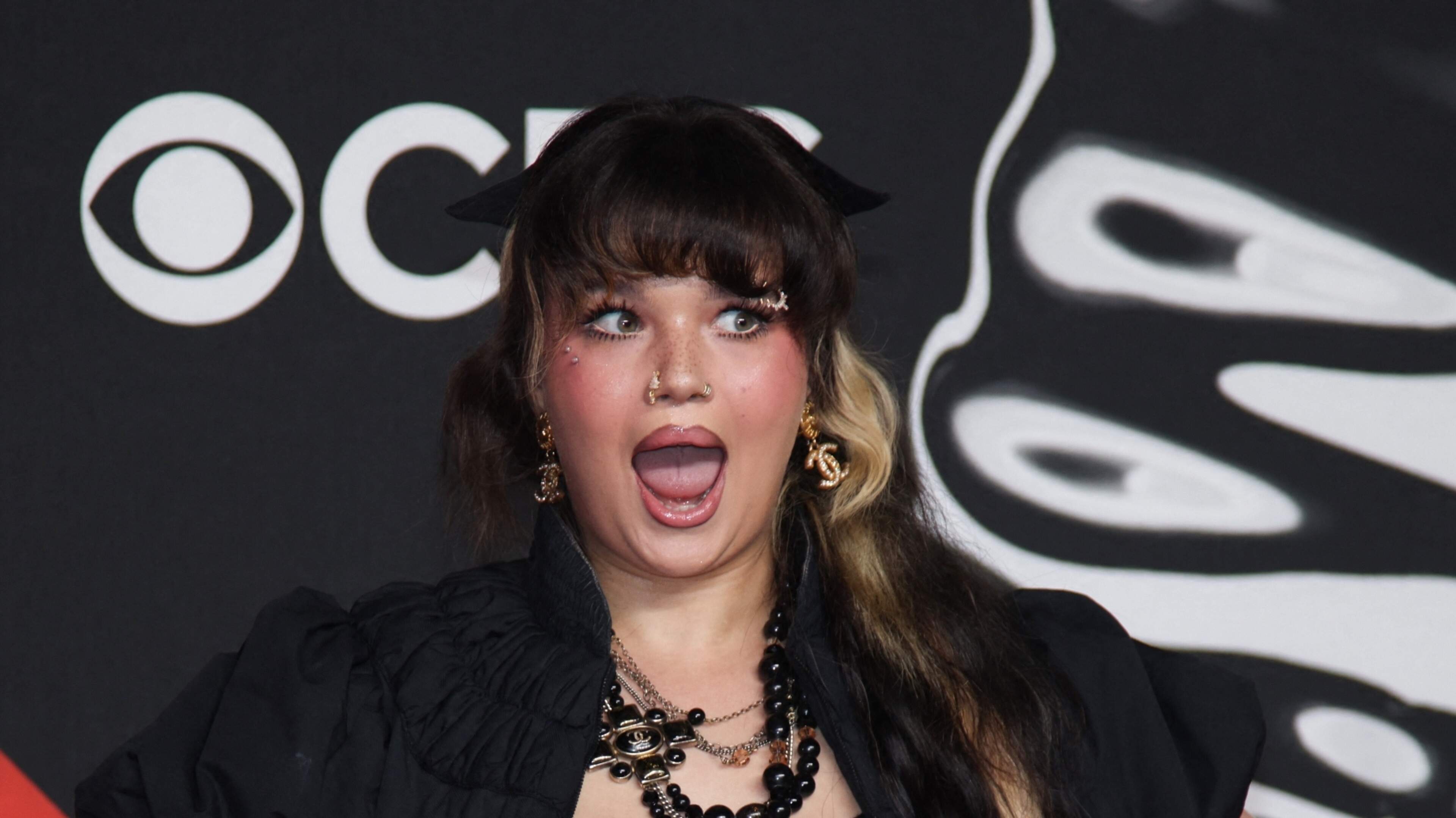 Lola Young staat op line-up van festival waar ze vorig jaar in elkaar stortte: ’We hebben nog een appeltje te schillen’