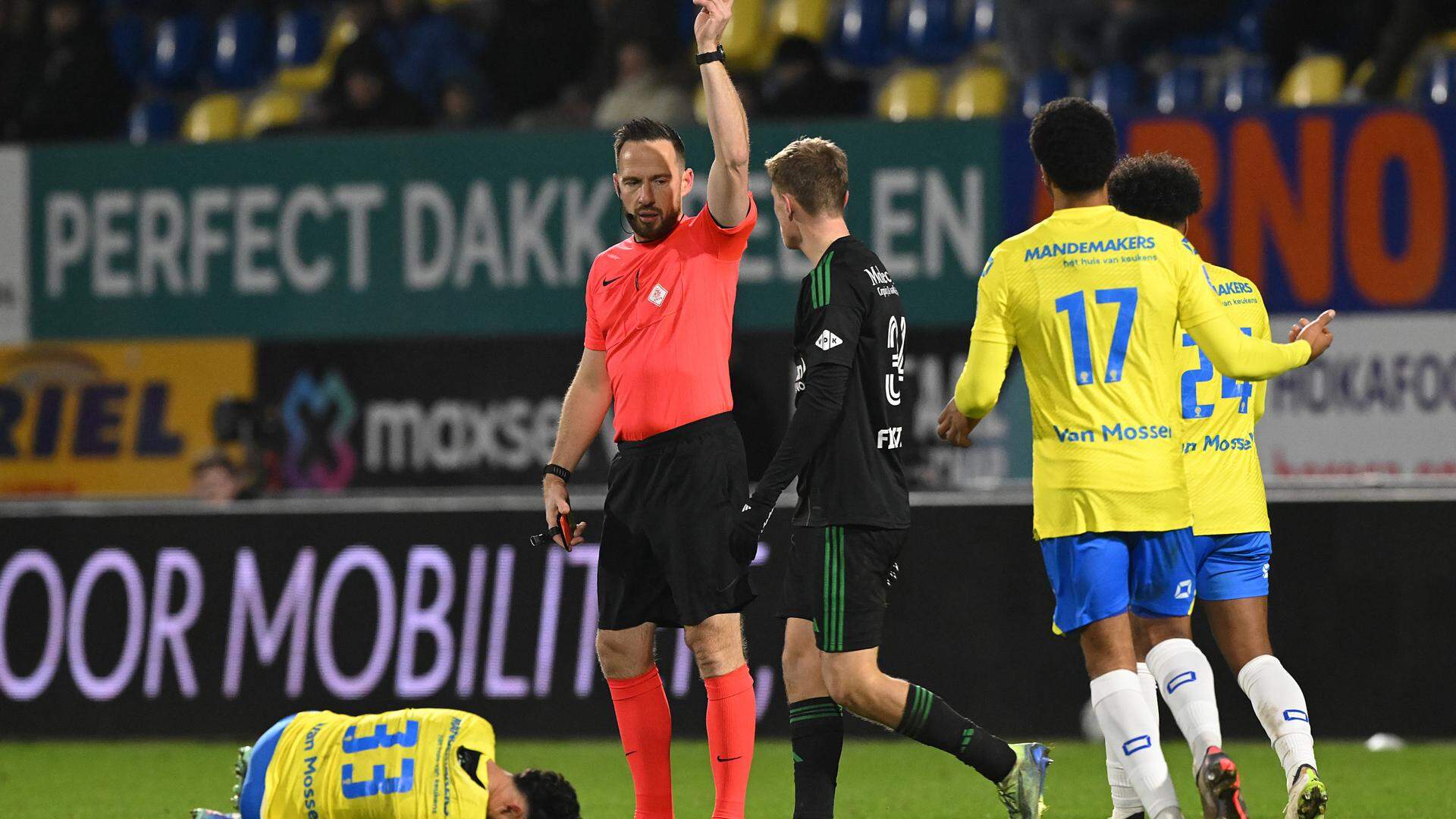 Scheidsrechter Edwin van de Graaf tijdens RKC Waalwijk-PEC Zwolle met Zwollenaar Nick Fichtinger. Het ten onrechte afkeuren van een goal van Fichtinger heeft volgens scheidsrechtersbaas Raymond van Meenen bijgedragen aan het negatieve onderbuikgevoel dat ontstond over de arbitrage in de periode december-februari. 