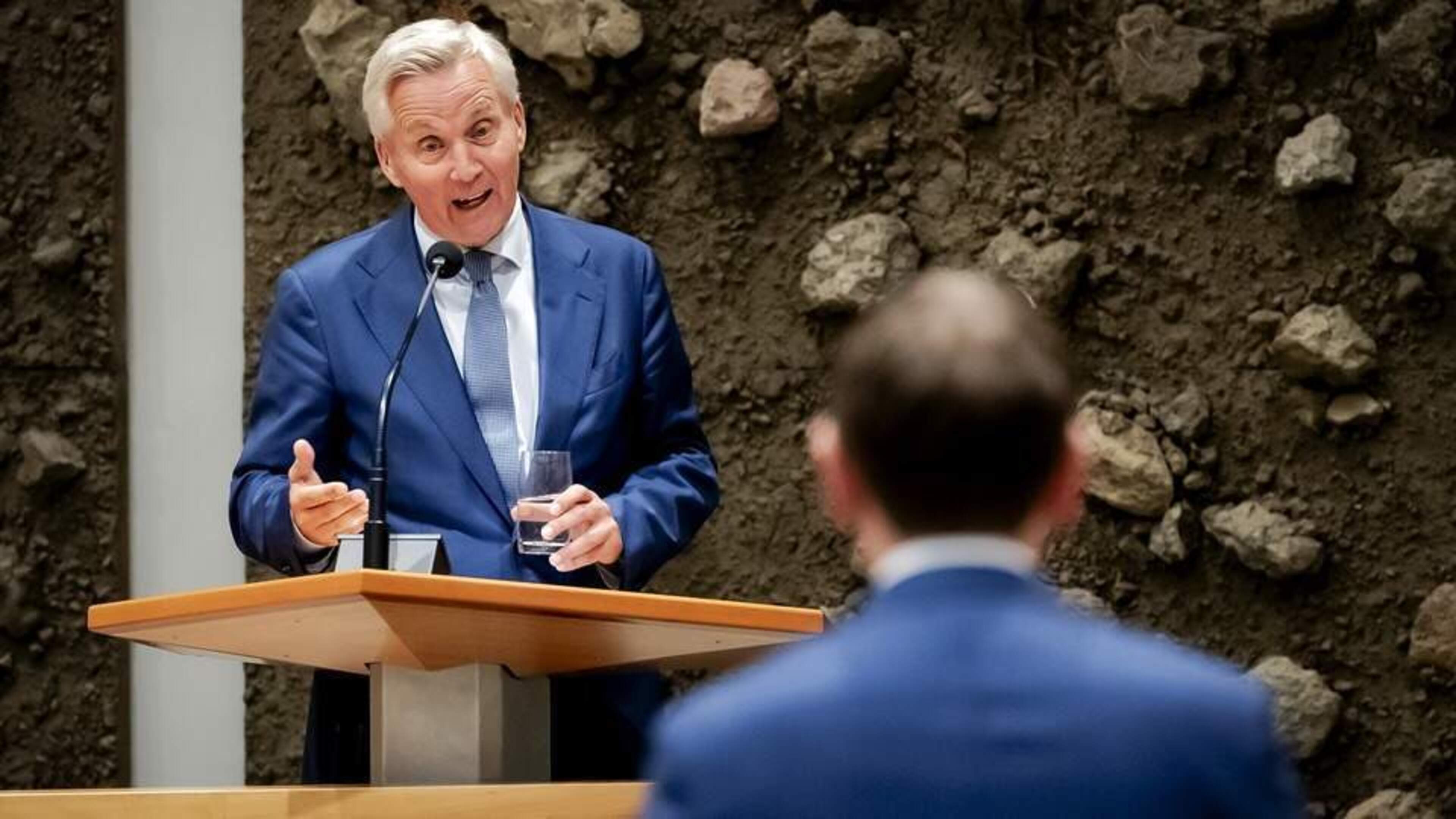 Met keiharde ’targets’ en AI wil overheid snijden in eigen vlees: flinke streep door wildgroei aan ambtenaren