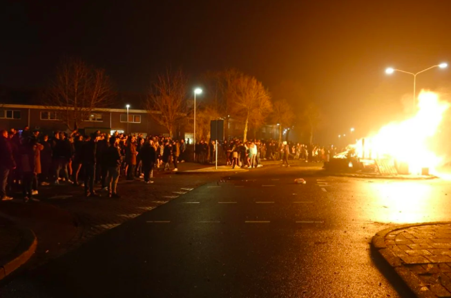 ME aanwezig bij onrustige jaarwisseling in Oudorp