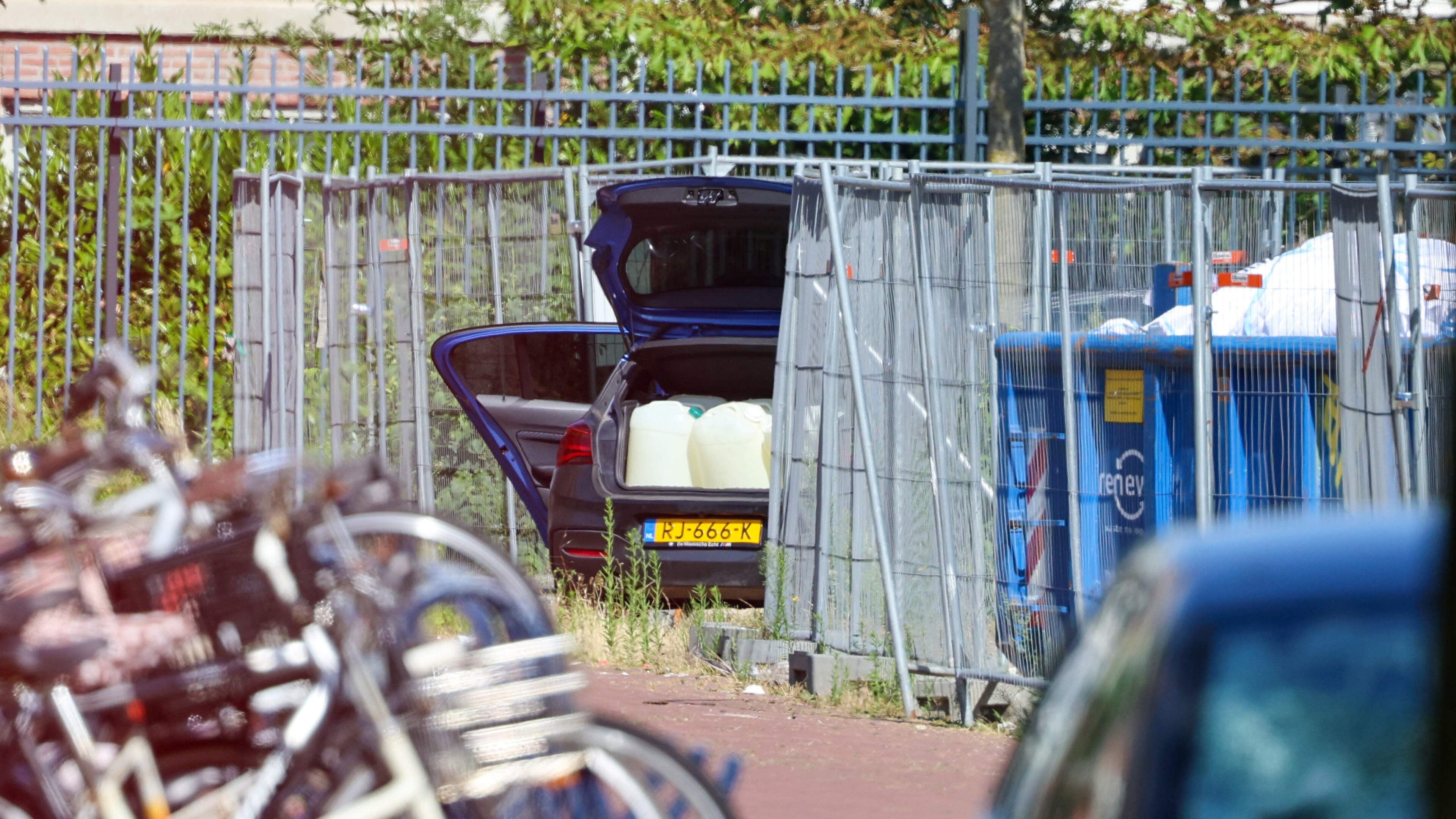 Man (33) aangehouden in onderzoek naar crash met auto vol explosieven in Amsterdam
