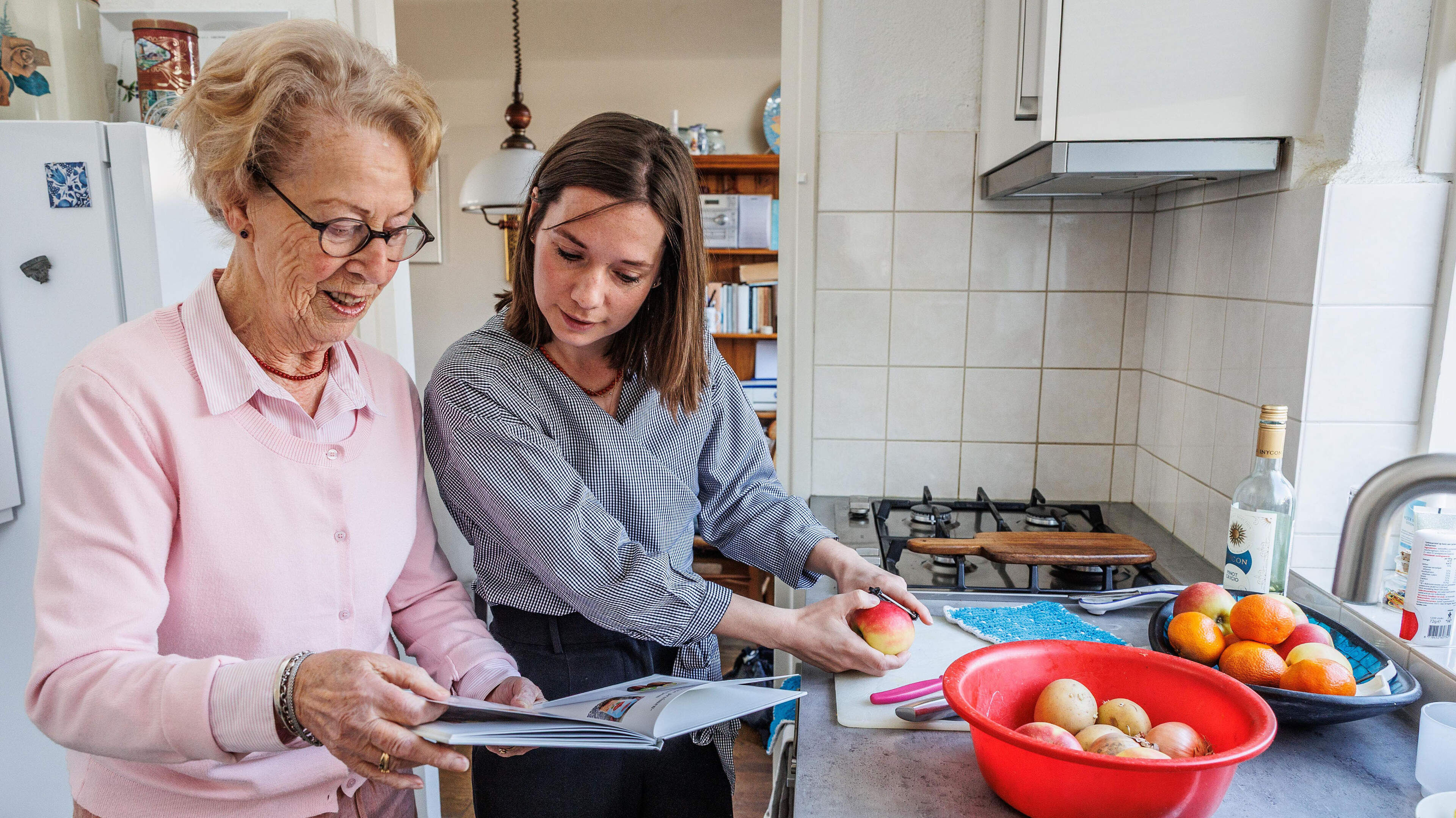 Kleindochter Wies (32) maakte een kookboek van oma Riky’s (91) recepten: ’Zonde als ze verloren gaan’