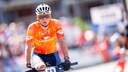 Mathieu van der Poel komt balend over de streep.