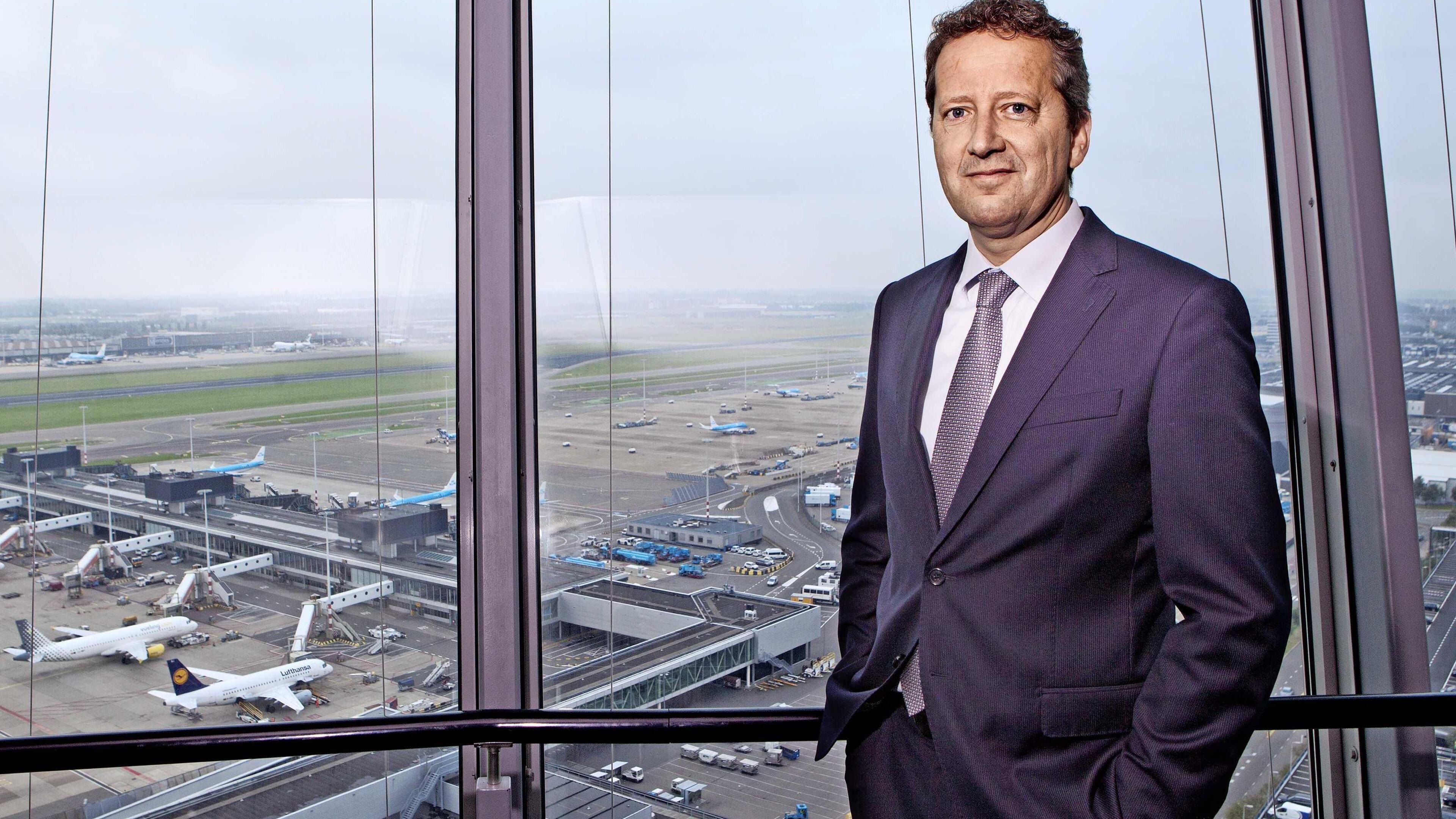 Baas luchtverkeersleiding vertrekt in cruciaal jaar om krimp: ’Minder hinder bereikt rond Schiphol’