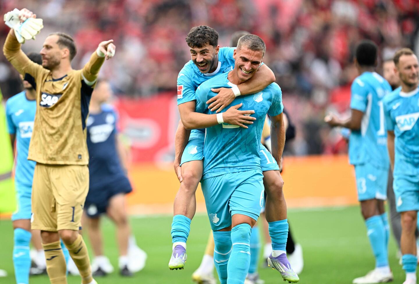 Dolle vreugde bij Hoffenheim na de zege bij Bayer. 
