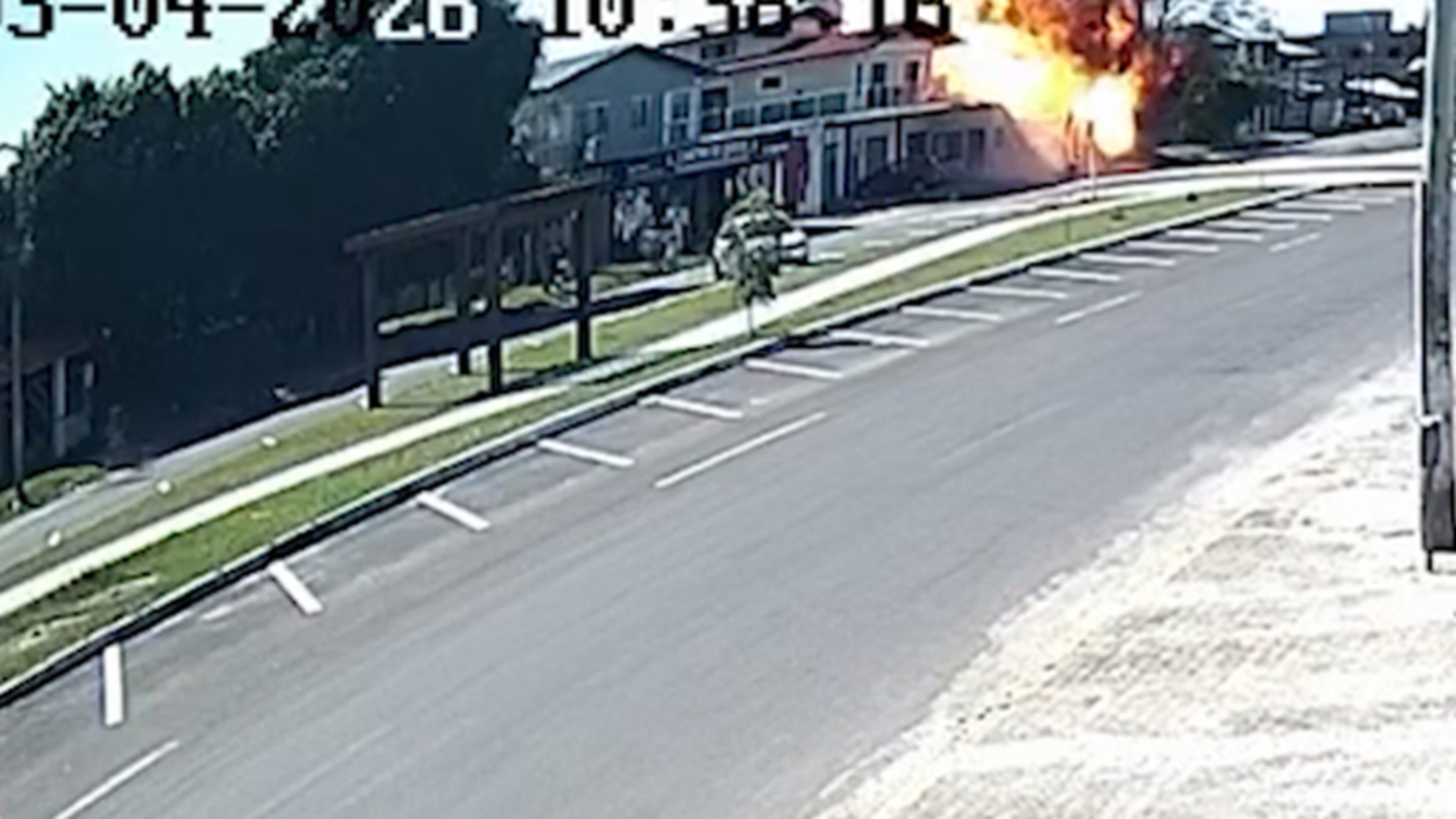 Heftige vliegtuigcrash gefilmd: toestel vliegt tegen restaurant aan