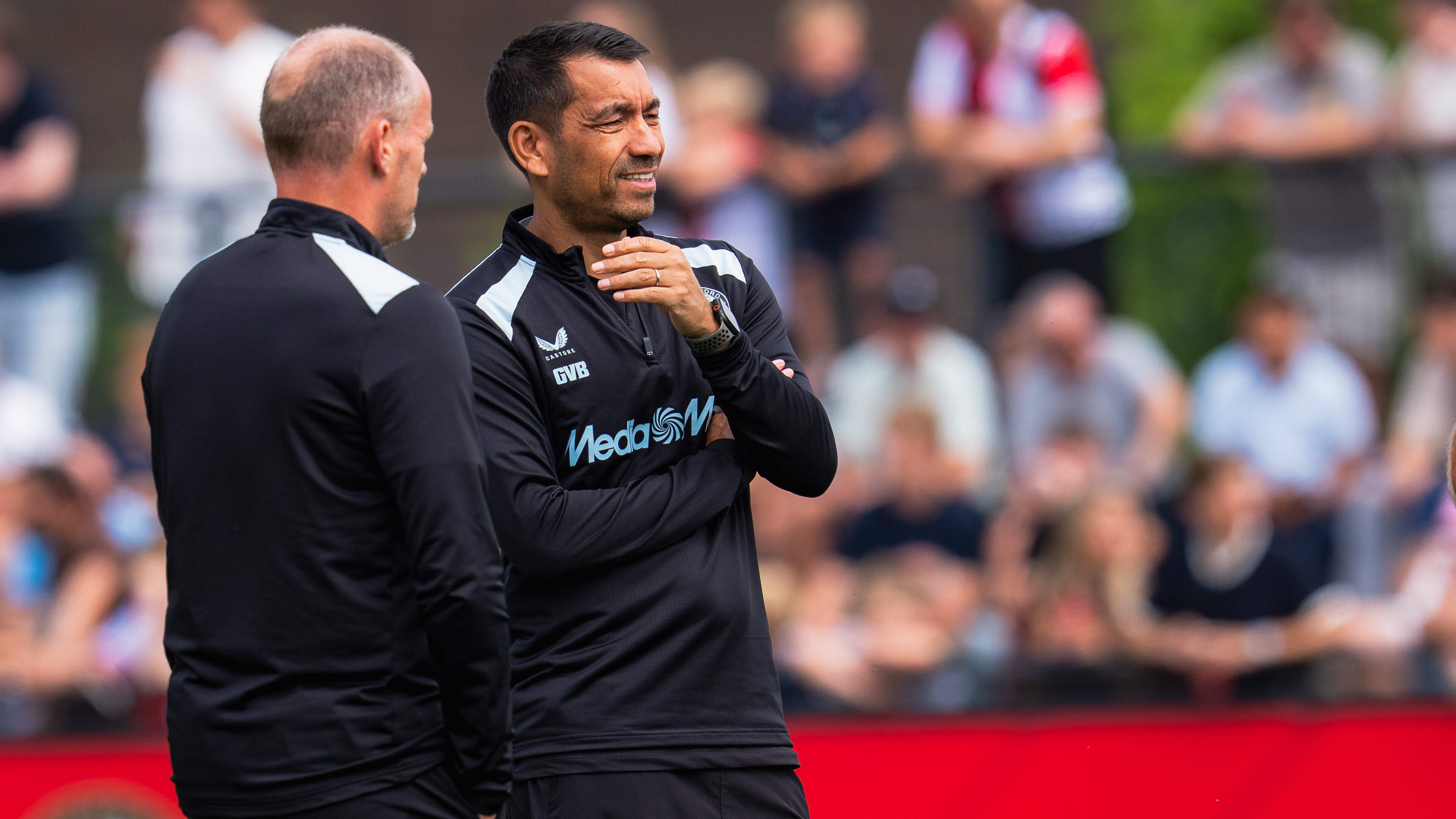 Giovanni van Bronckhorst wil volle bak vooruit met Feyenoord: ’Spelers kunnen niet even uitblazen’
