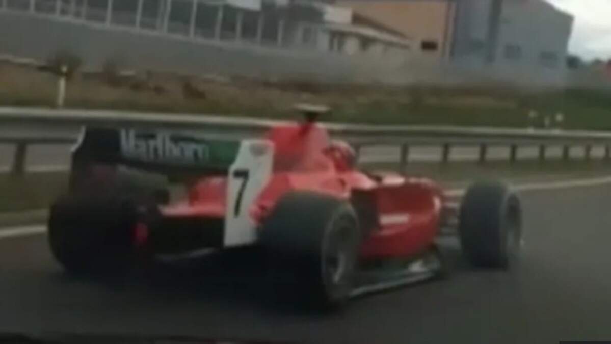 警察はフェラーリレッドスポーツカーで「ゴーストレーサー」を拾うのに6年かかります