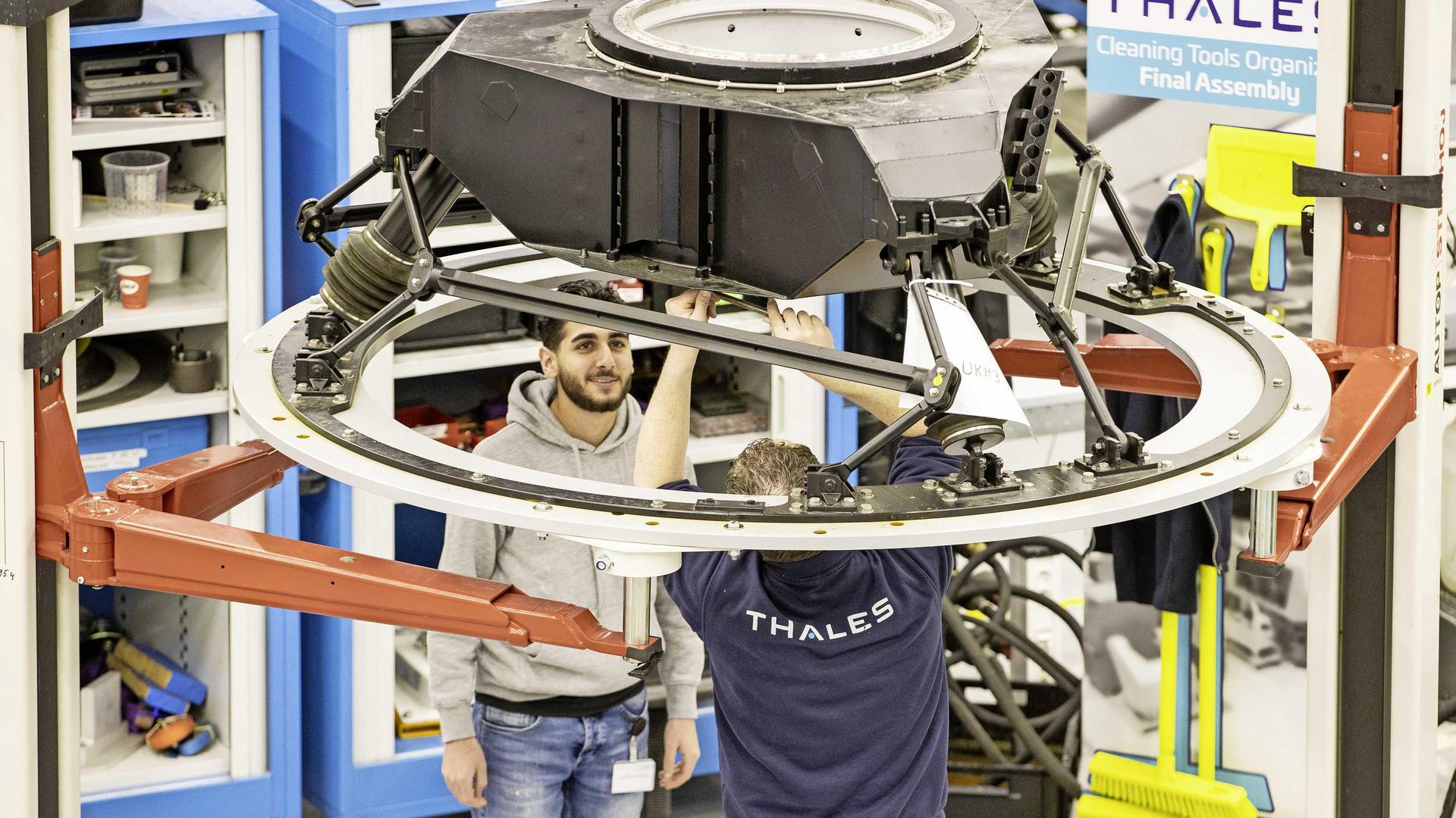 Assemblage van radarapparatuur bij defensiegigant Thales Nederland.