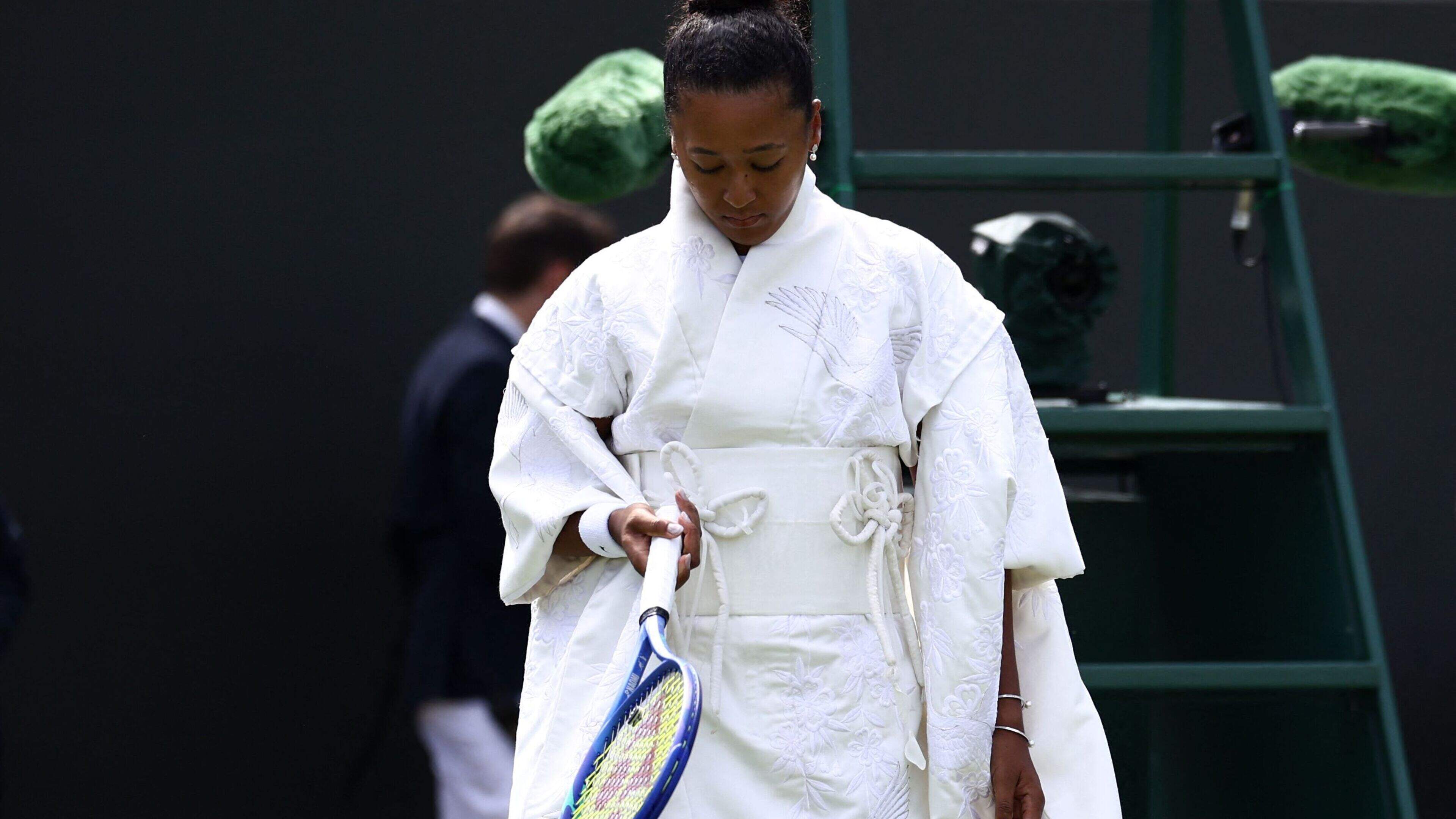Naomi Osaka houdt zich aan Wimbledon-wit, maar zorgt toch voor gefronste wenkbrauwen met kimono