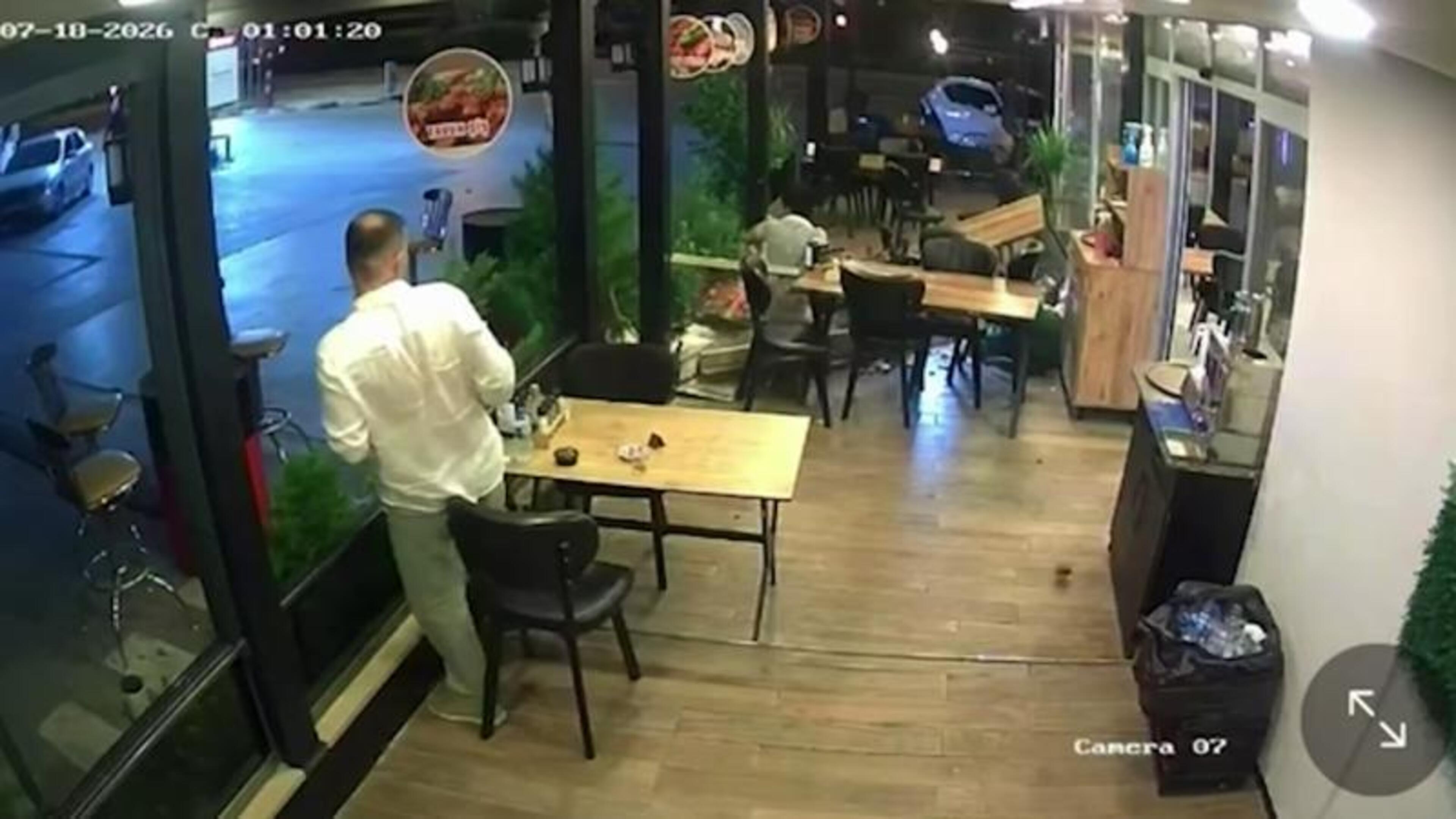 Motorrijder rijdt door ruit van restaurant in Turkije