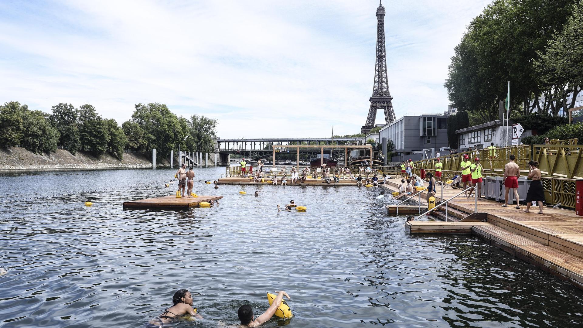 Mensen kunnen na meer dan 100 jaar weer in de Seine zwemmen. 