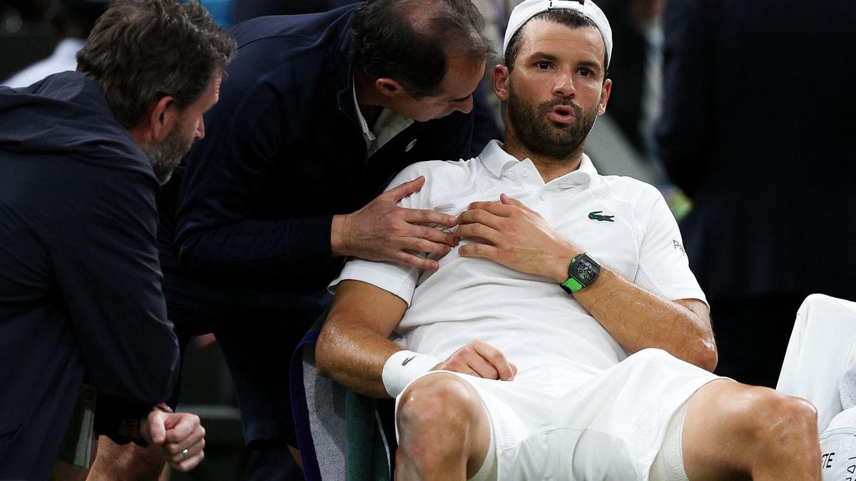 Grigor Dimitrov moet op Wimbledon in leidende positie huilend opgeven tegen  Jannik Sinner | De Telegraaf