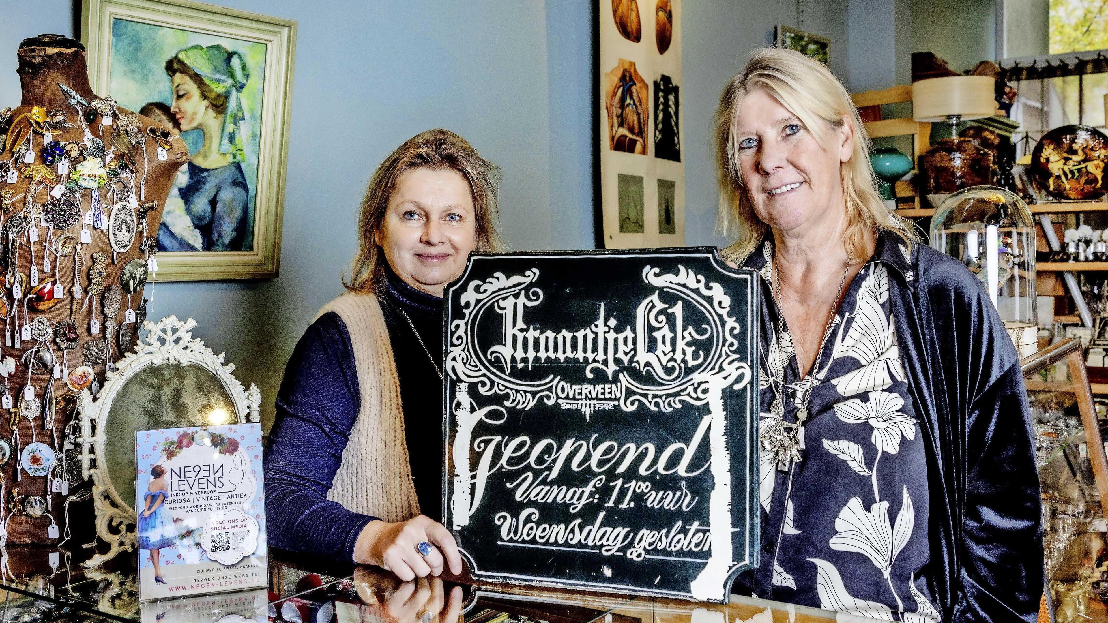 Annemarie dolblij met toegangsbord van eeuwenoud restaurant: ’Wereldberoemd in Haarlem’