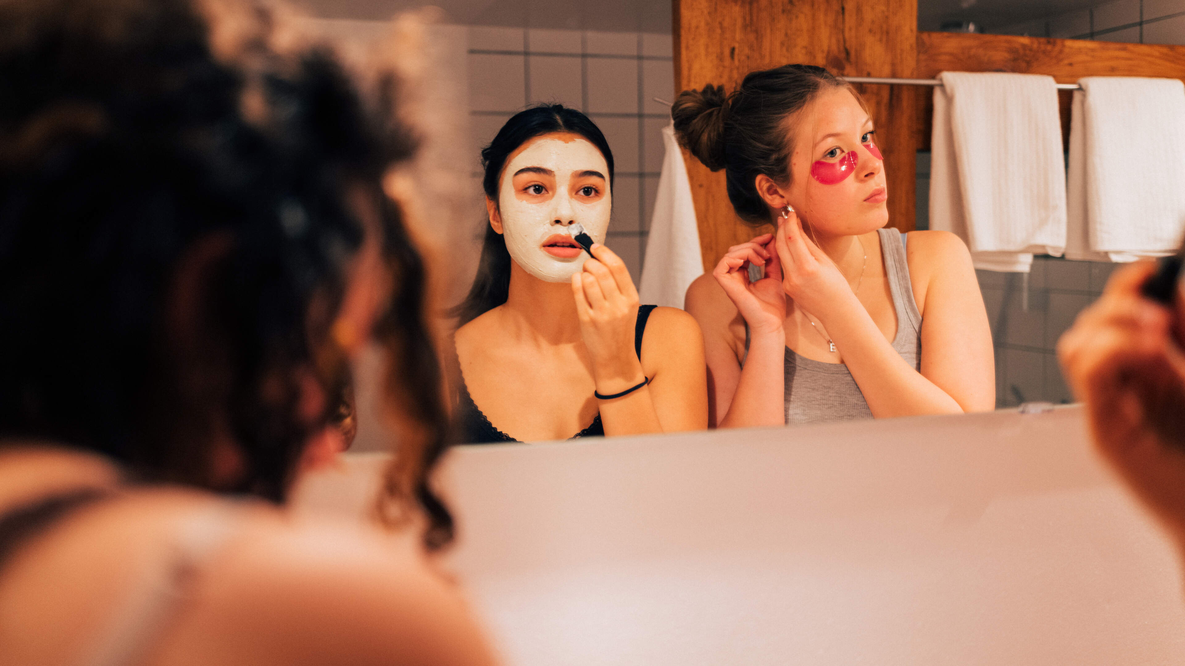 Dermatologen bezorgd over jongeren die te veel skincare-producten gebruiken: ’Ze weten niet wat ze op hun gezicht smeren’