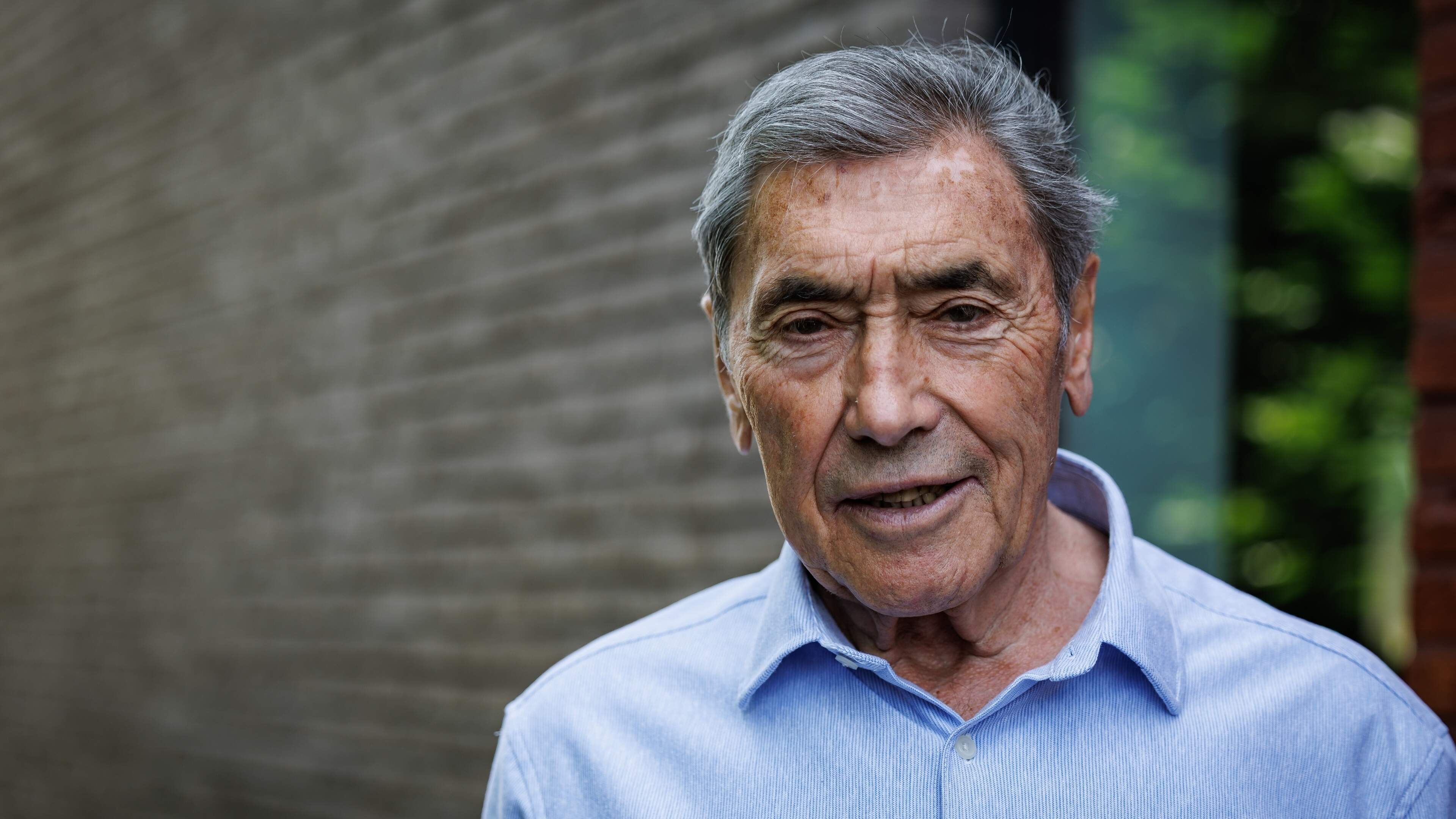 Opluchting in België: kinderen vinden verdwenen hoofd van vernield Eddy Merckx-standbeeld terug