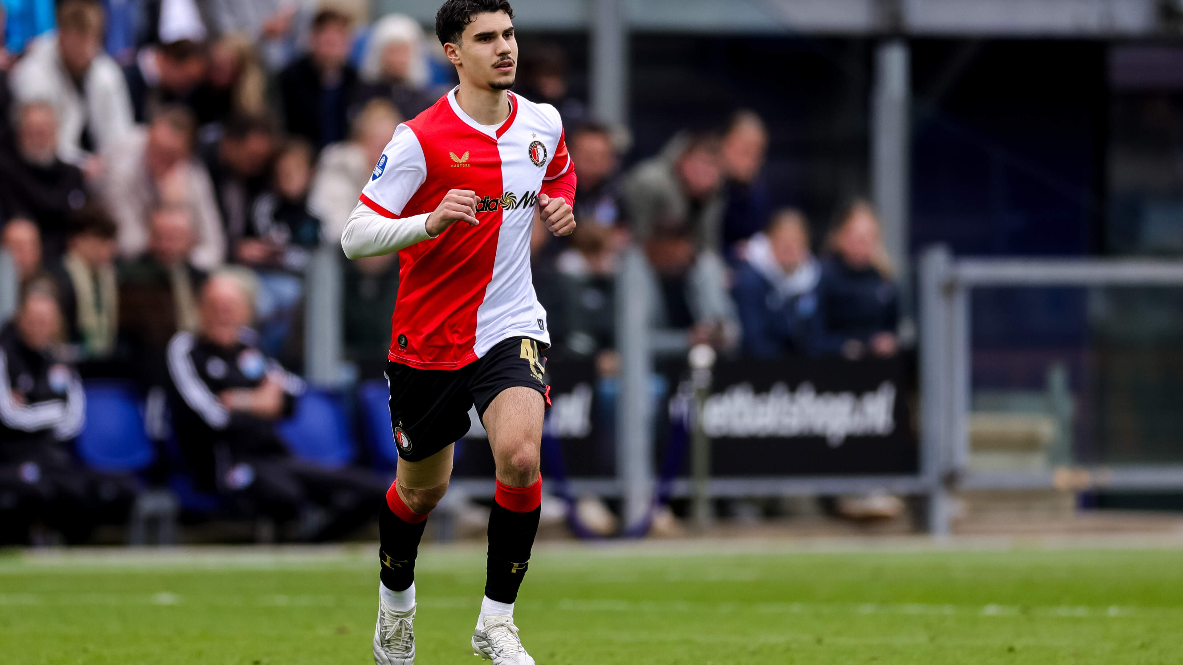 Shaqueel van Persie krijgt warm welkom in De Kuip na ontslag vader Robin en scoort direct