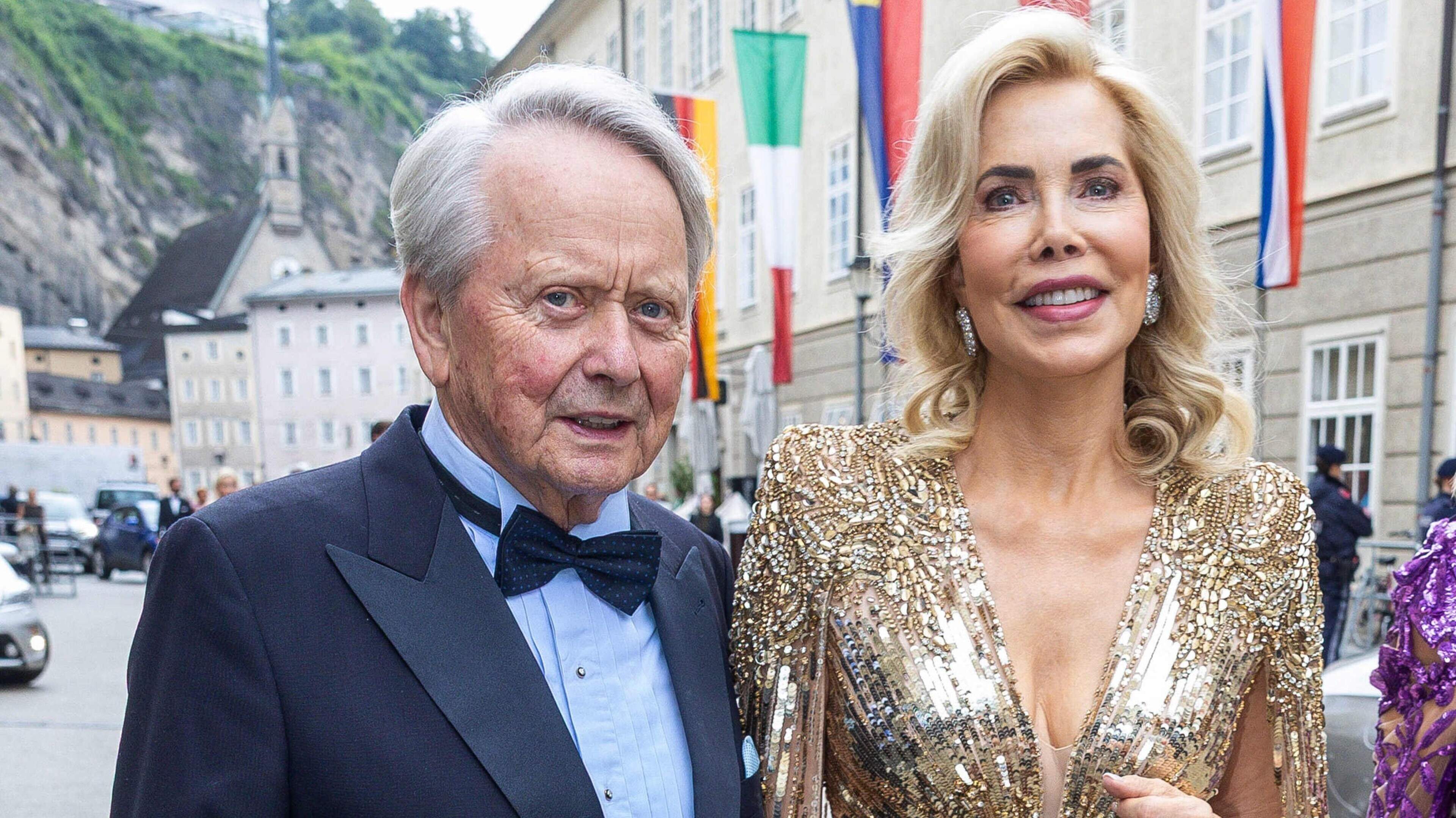 Miljardair Wolfgang Porsche (83) pakt uit met ’sprookjeshuwelijk’ op Mallorca: dit kreeg zijn vierde bruid (63) al cadeau