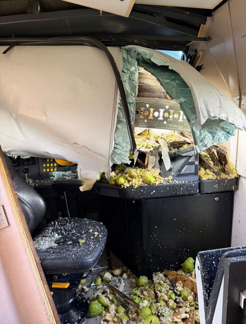 De ravage in de treincabine na het ongeval met een vrachtwagen in Meteren.