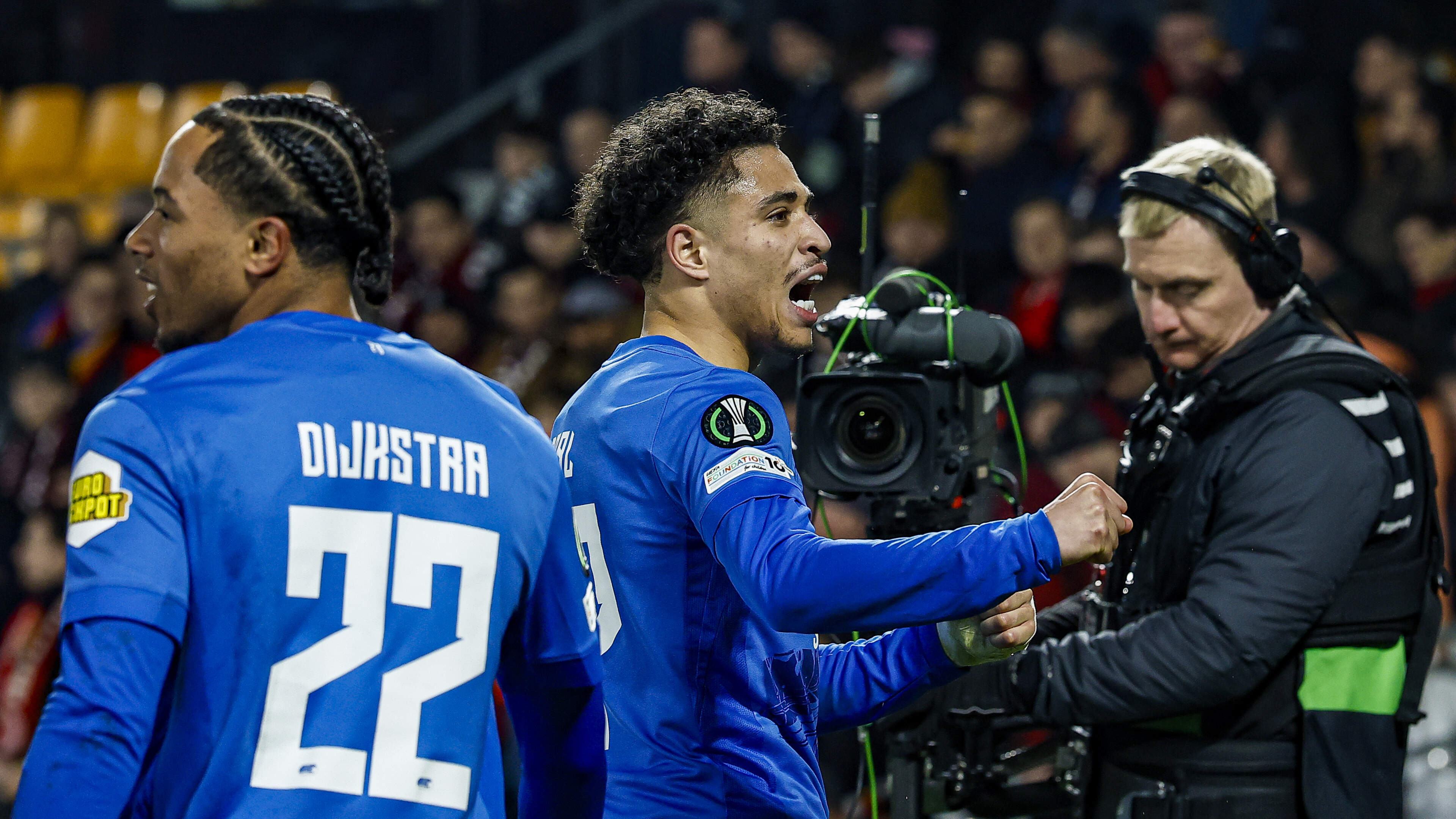 ’De oudere jongens’ zijn opgestaan bij AZ: ploeg van Leeroy Echteld is inmiddels klaarwakker voor de trip naar De Kuip