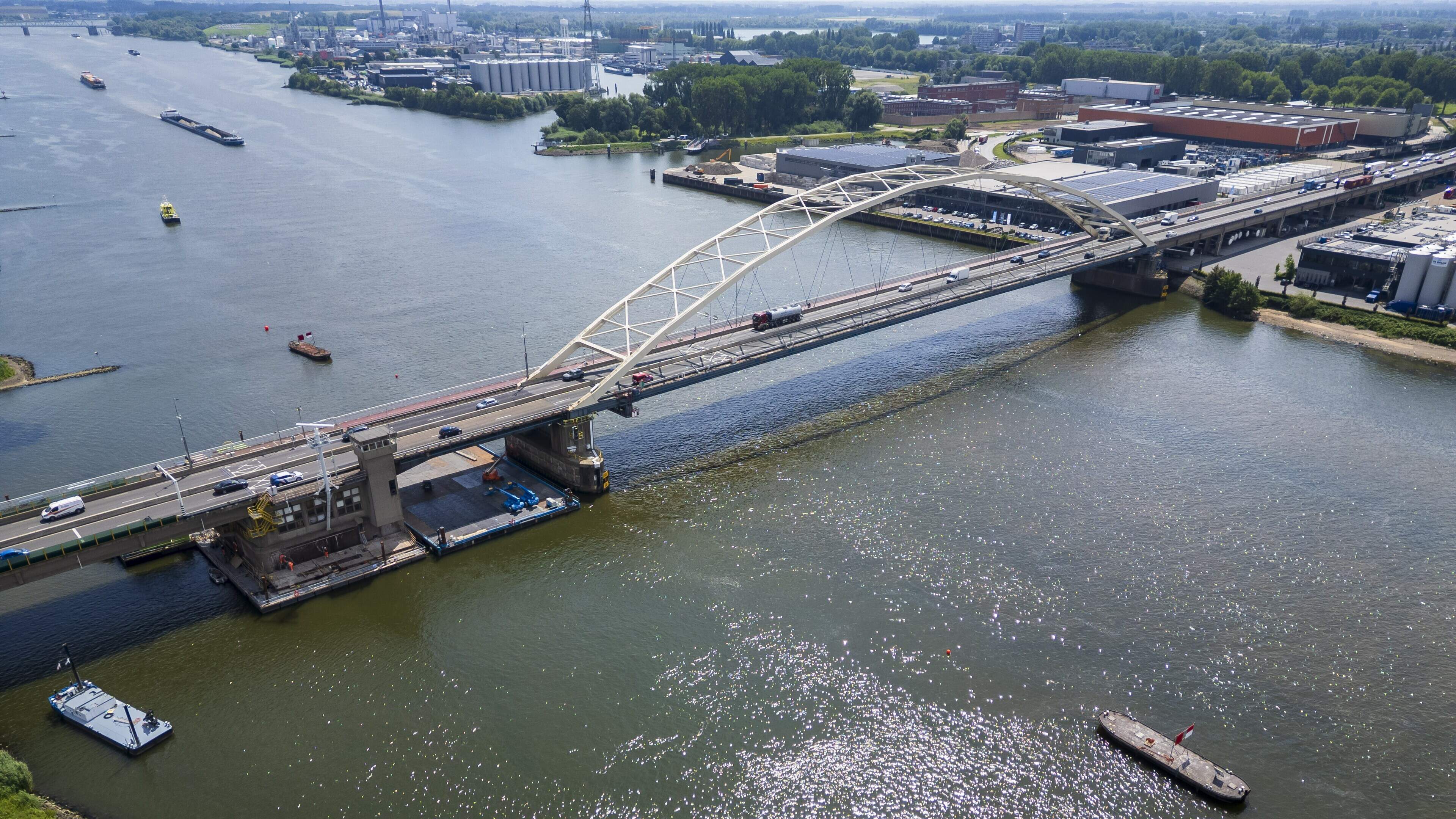 Merwedebrug vanaf zaterdagavond gesloten voor vrachtwagens, brugconstructie niet veilig