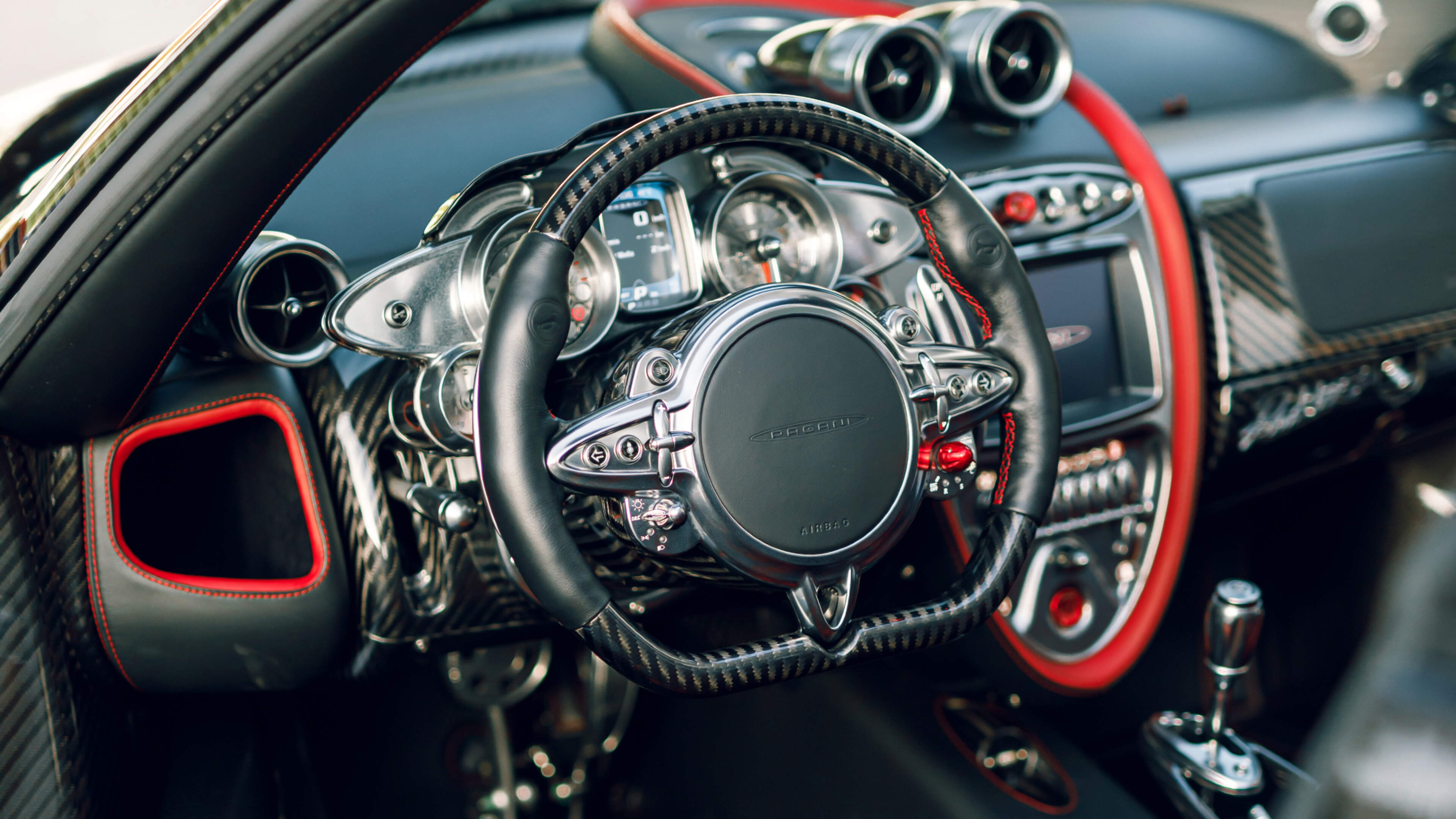 Man rijdt meer kilometers met Pagani van 2,3 miljoen euro dan jij met je dagelijkse auto