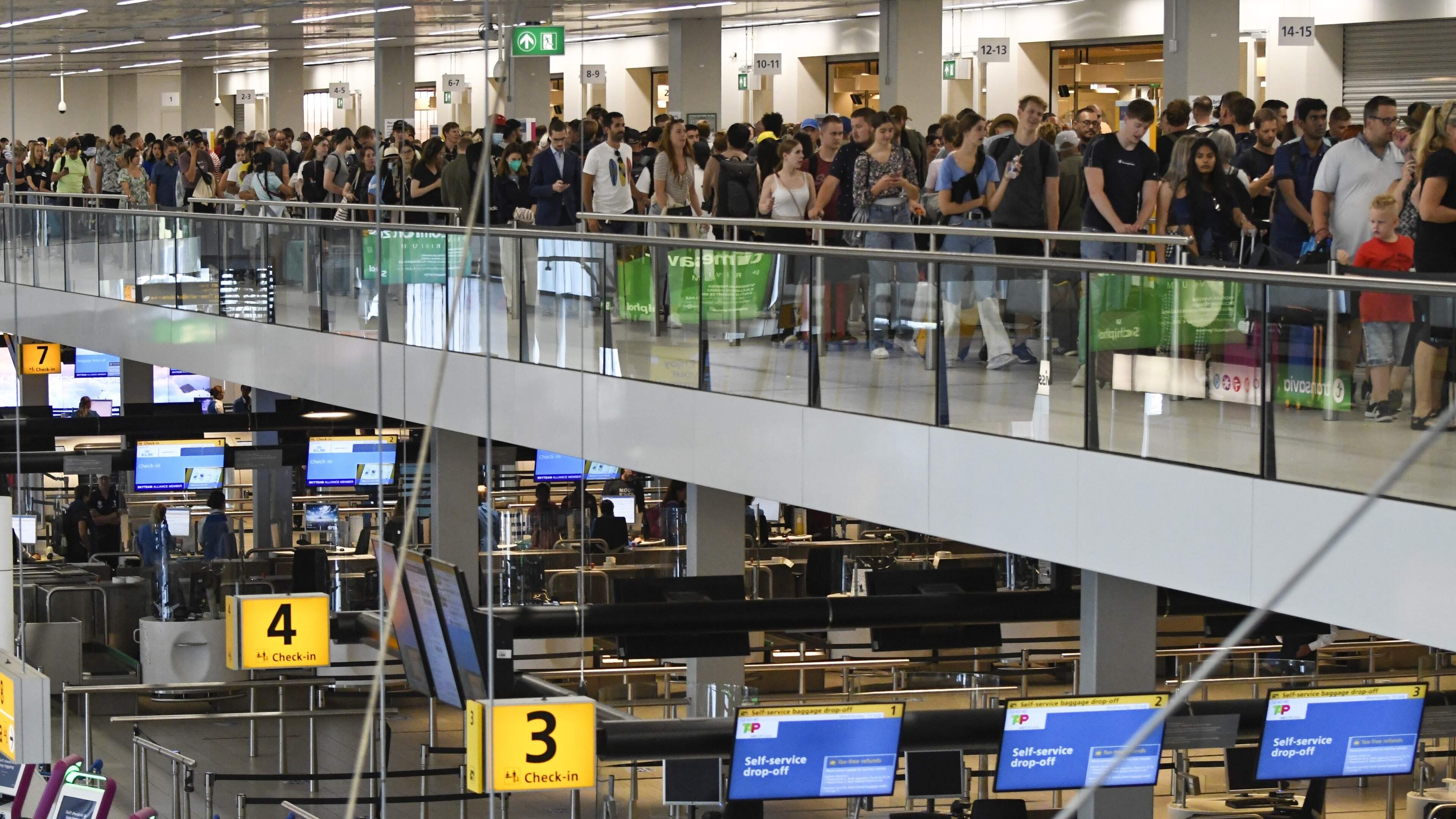 Ultimatum aan beveiligingsbedrijf: week de tijd om ellenlange wachtrijen voor reizigers op Schiphol te stoppen