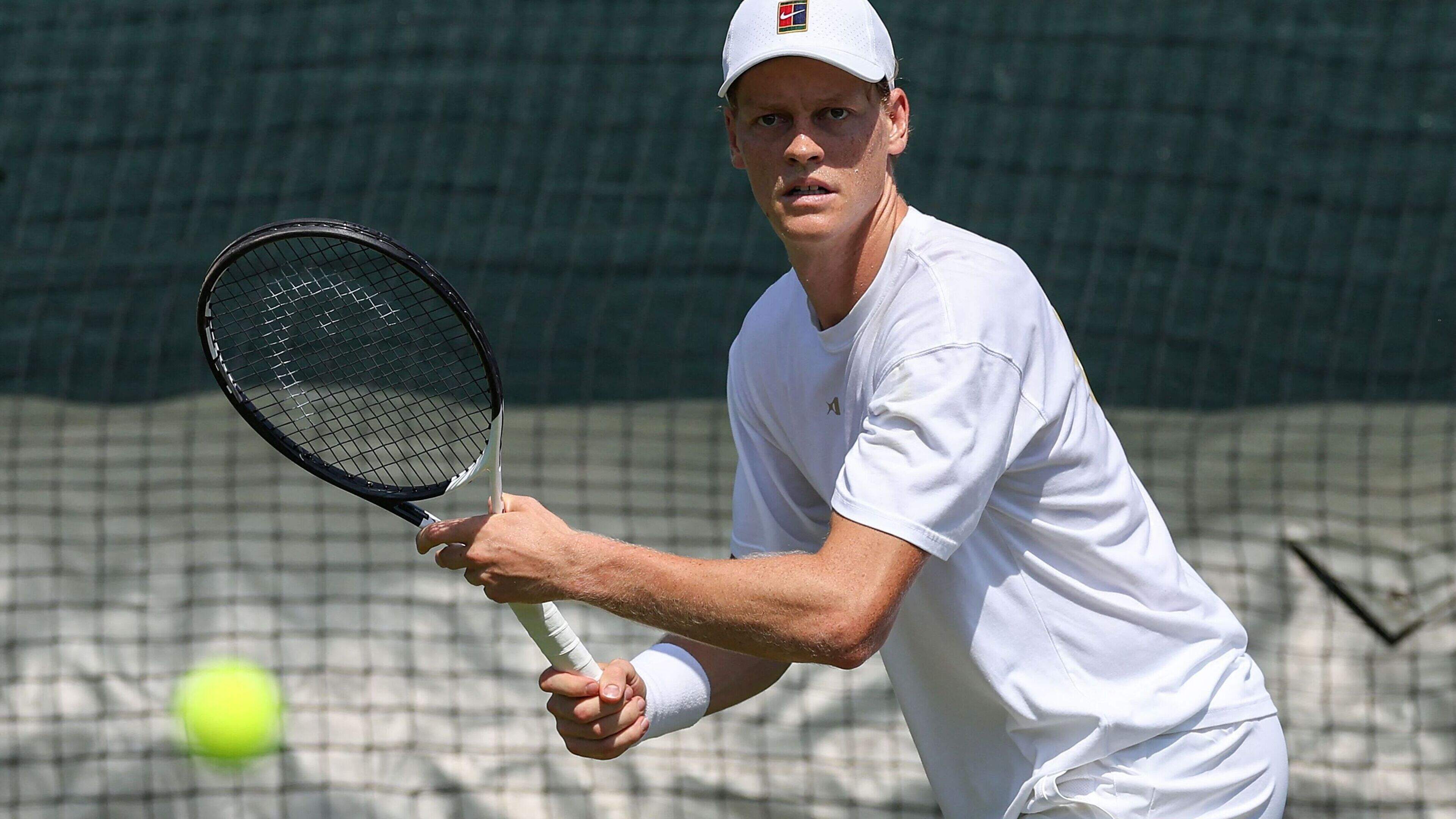Na zorgelijke aftocht in Parijs stelt Jannik Sinner fans op Wimbledon gerust: ’We begrijpen mijn lichaam beter’