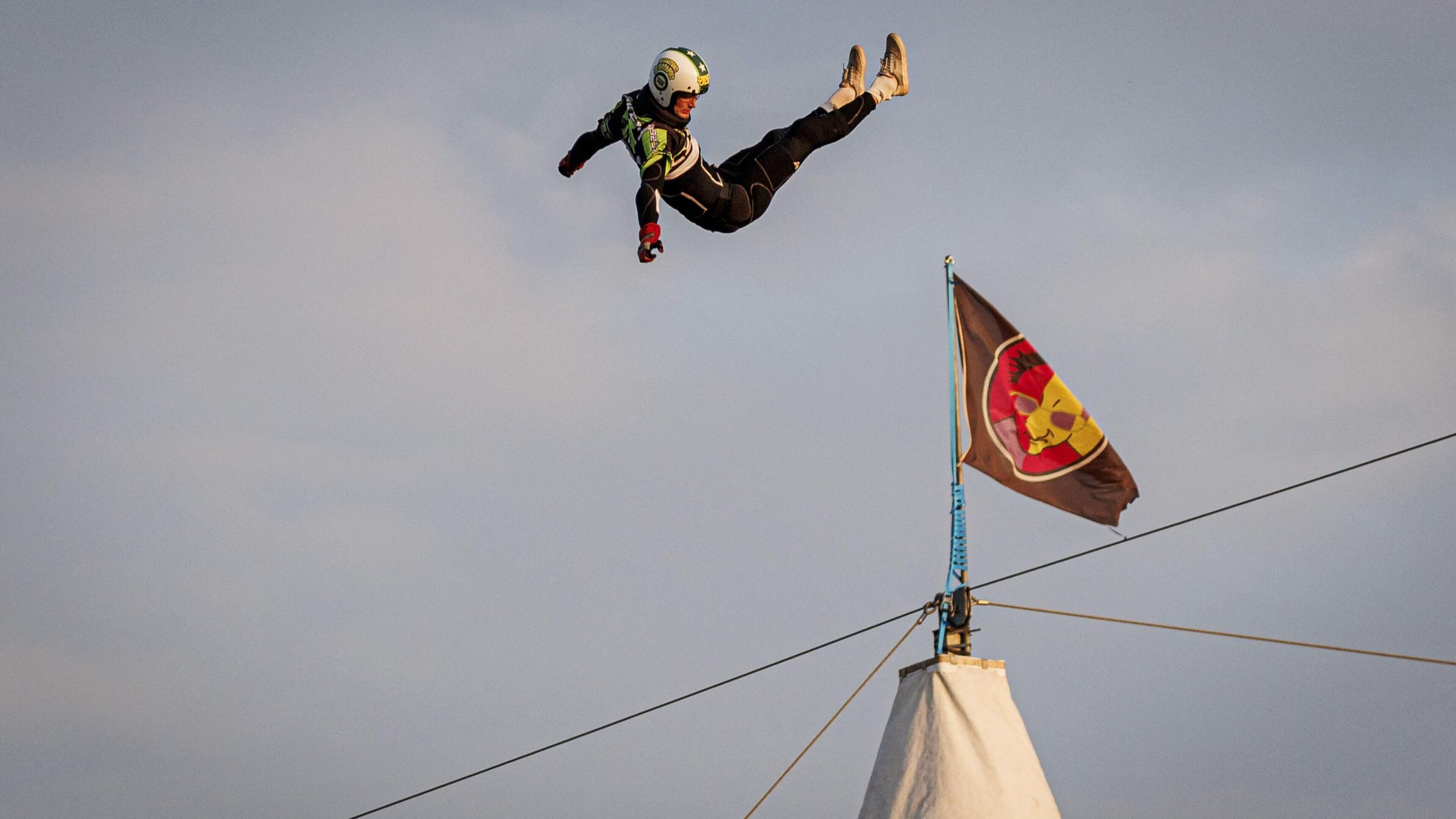 Stuntman naar ziekenhuis na katapultlancering van 75 meter op Zwarte Cross