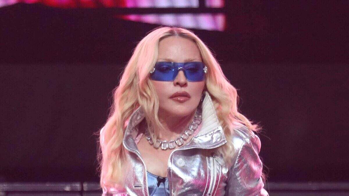 madonna-verjaardag-corfu-ruzie-over-ramen-en-privacy-de-telegraaf