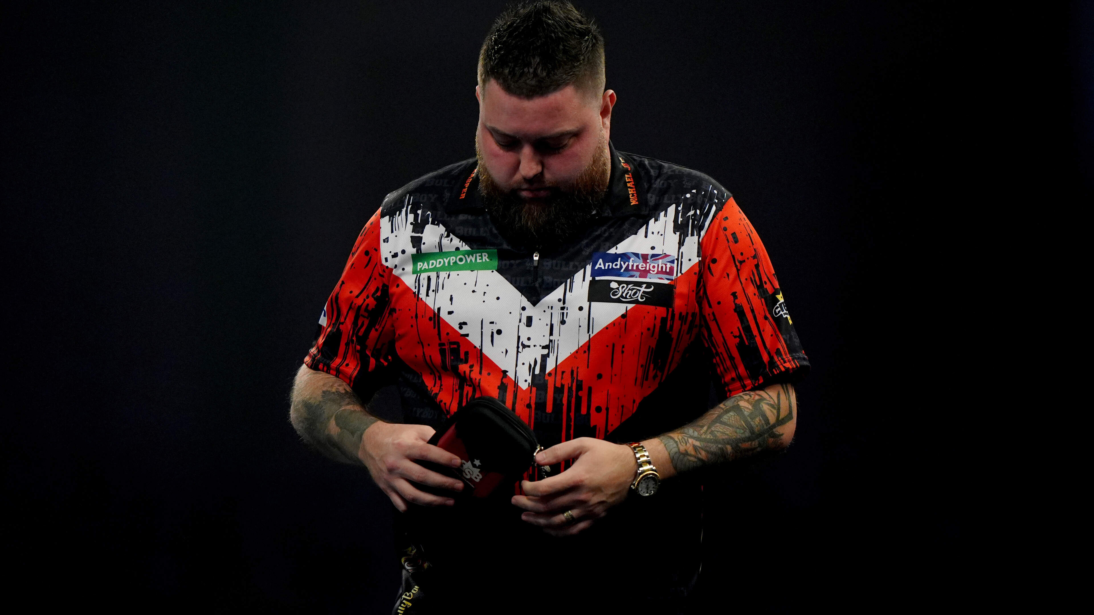 Oud-wereldkampioen darten Michael Smith kampt met opmerkelijke blessure: ’Ik kan soms vijf dagen achter elkaar amper lopen’