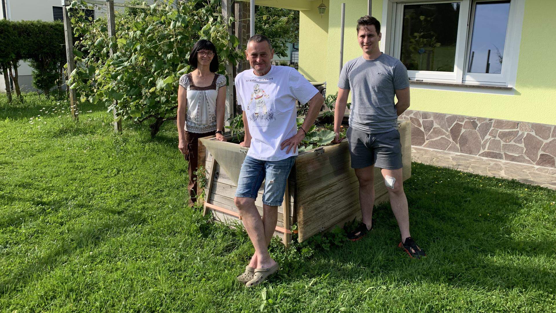 Moeder Marjeta, vader Mirko en broer Tilen (v.l.n.r.) betreuren het dat ze Tadej zo weinig zien. „Dat is de andere kant van al die roem.”