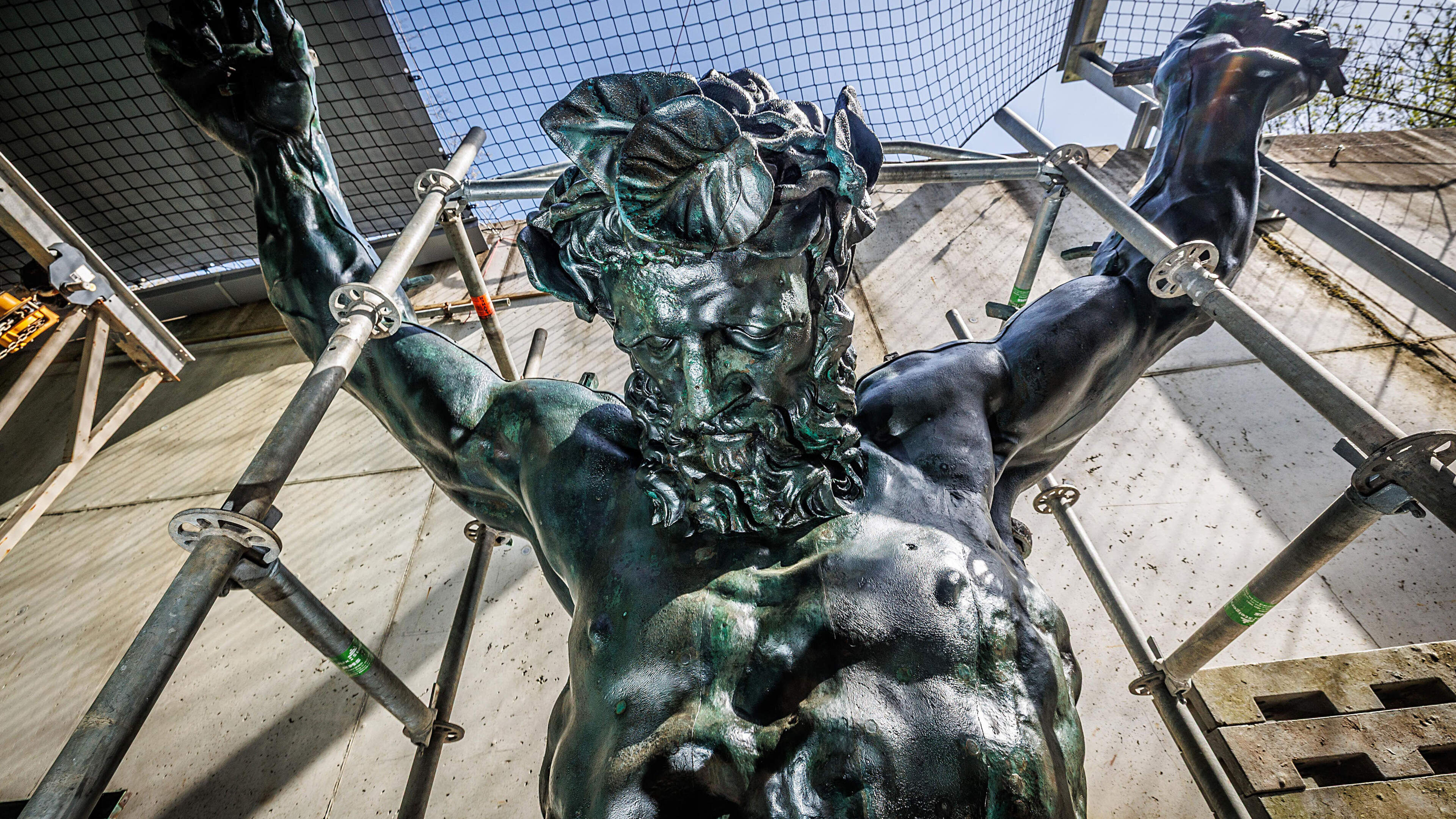 Gekwelde Atlas kan er na grote opknapbeurt weer eeuwen tegenaan op dak van Paleis op de Dam: ’Dit ga ik nooit vergeten’