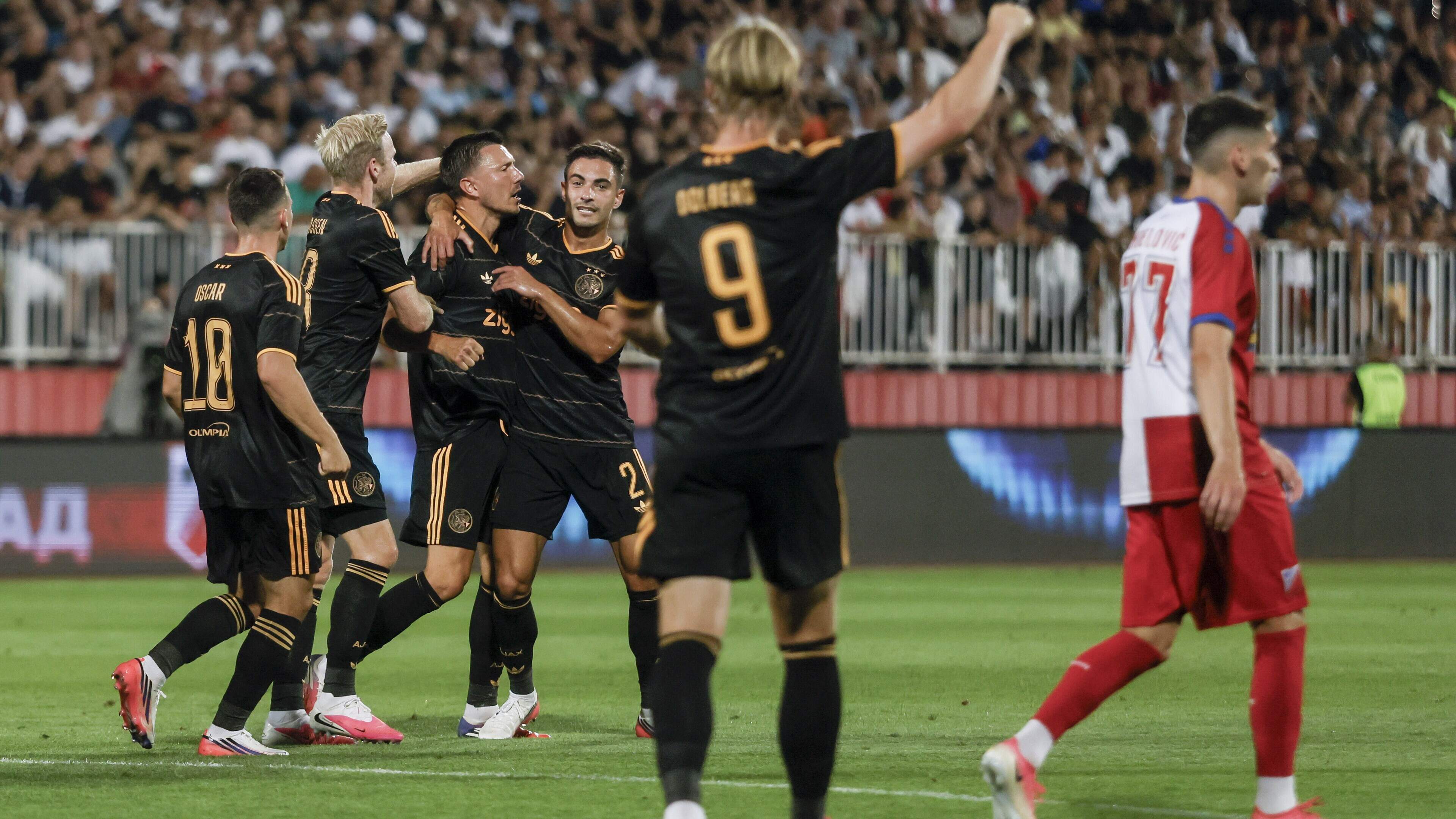 Ajax speelt een uur zoals Michel het wil en verslaat Vojvodina in Noord-Servië  