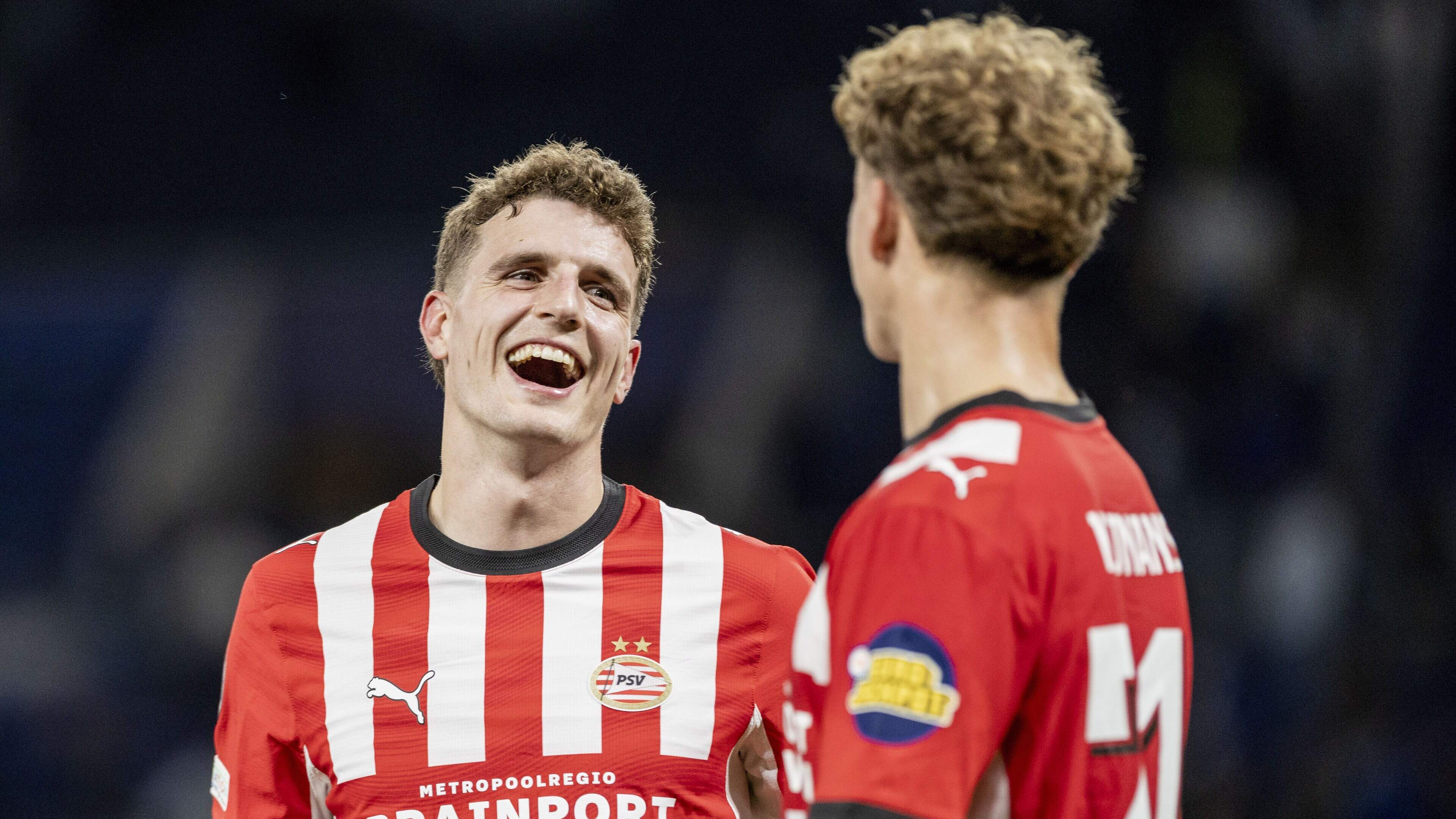 Guus Til zag zaterdag vlekken, maar is tegen Porto goudhaantje van PSV: ’Het is gewoon knap’
