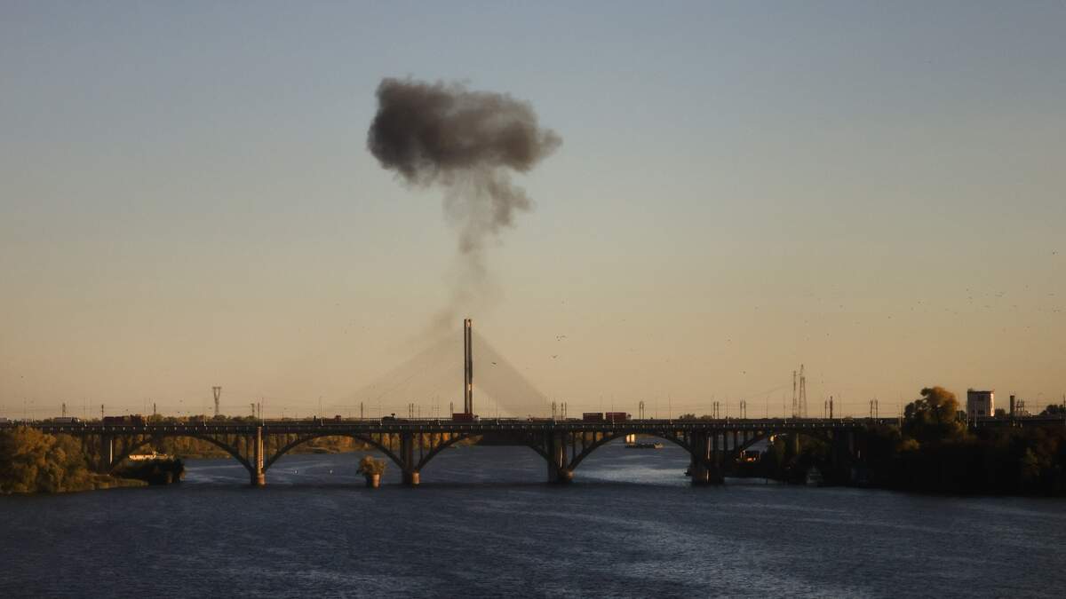 Photo: De Limburger Russian drone strikes on Kyiv Northern Bridge block traffic