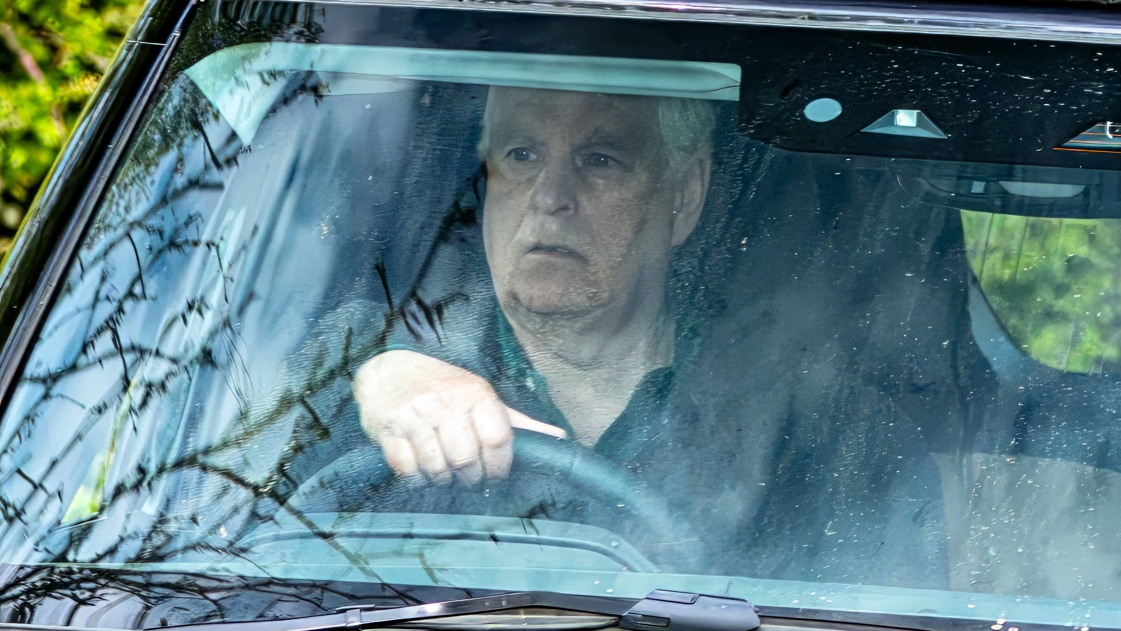 Ex-prins Andrew bedreigd door man met bivakmuts tijdens uitlaten honden