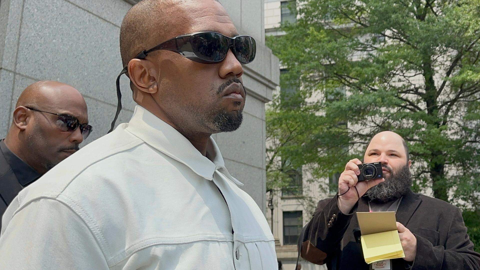 Kanye West koos ervoor om geheel in wit gekleed naar de zitting te komen.