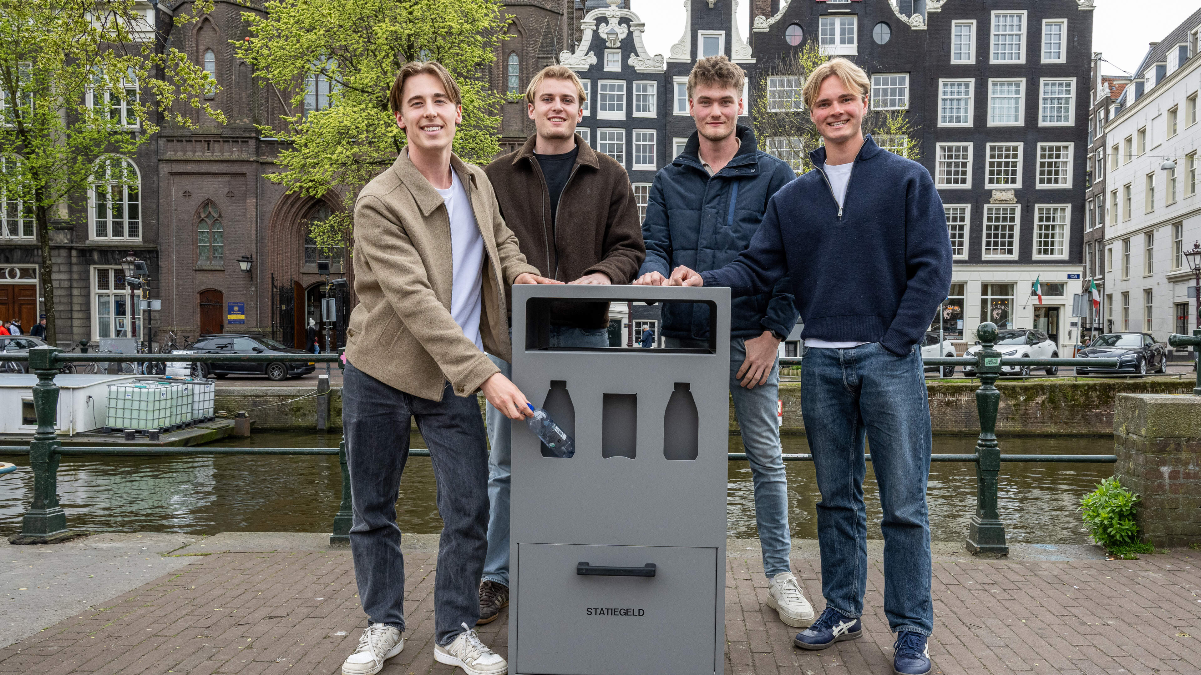 Deze prullenbak moet zowel afval- als statiegeldproblemen aanpakken: ’Zo blijven de straten netjes’