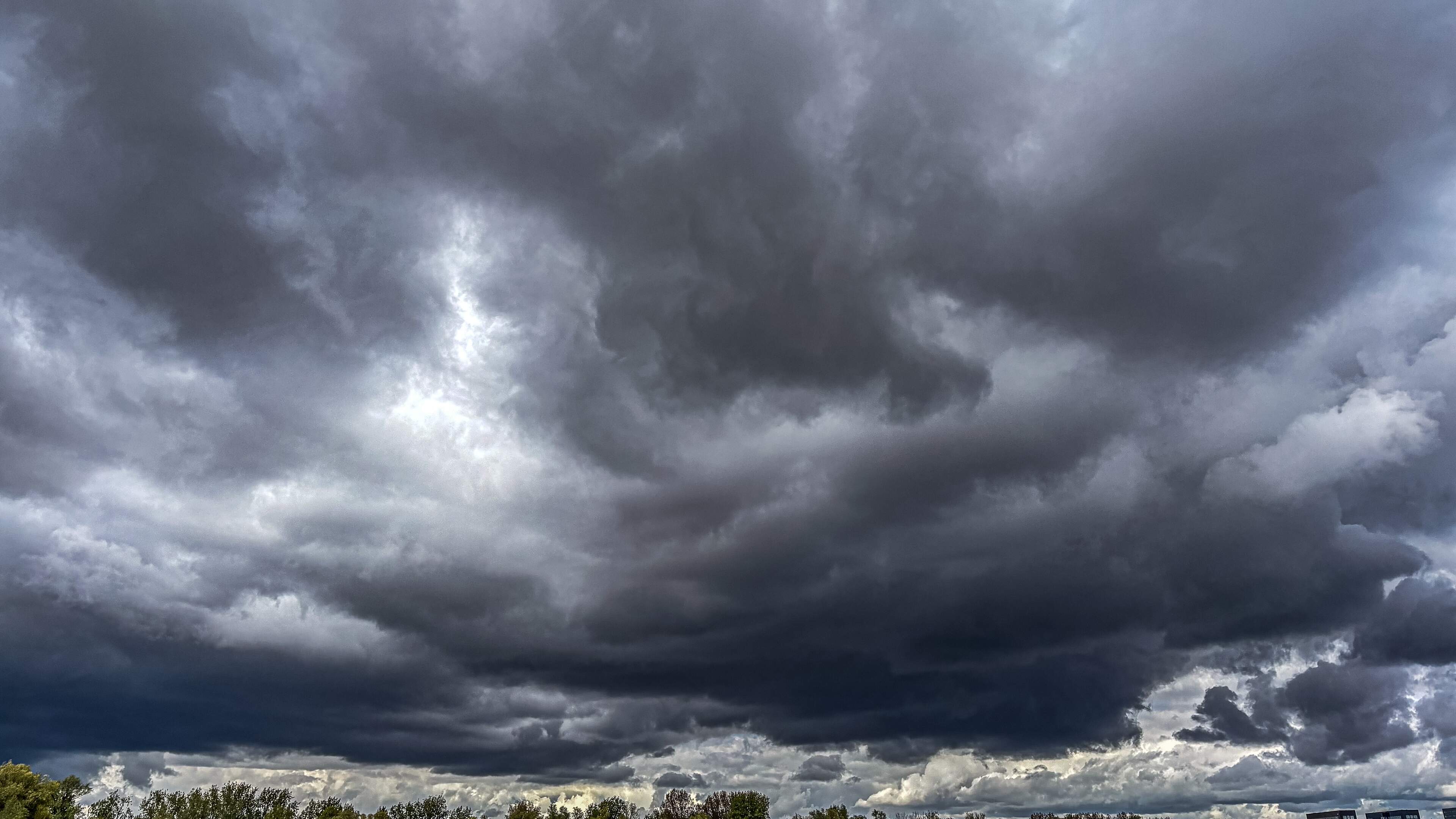Weersomslag in het verschiet: van zomers warm naar 12 graden met regen en onweer